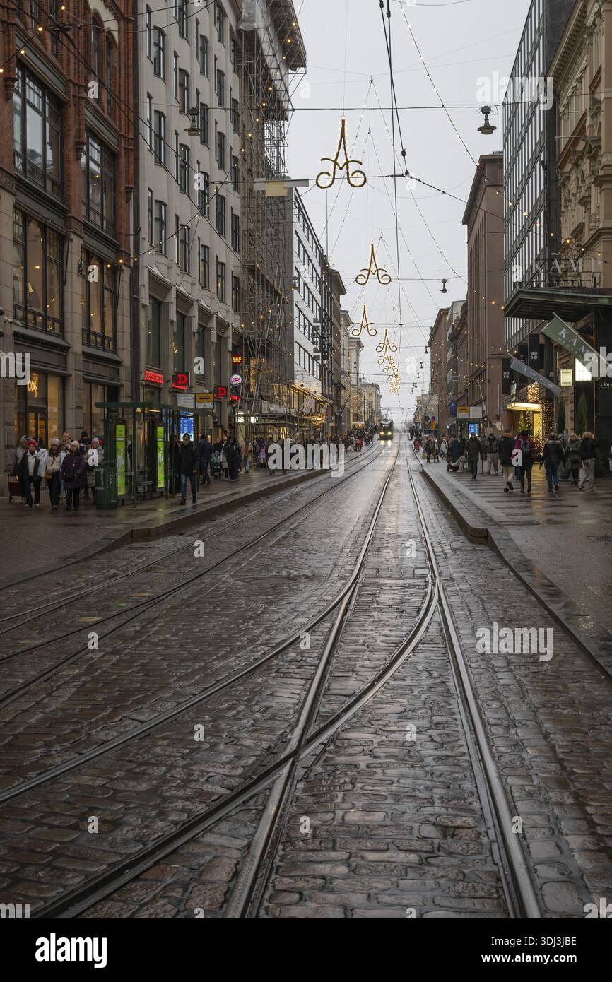 Alexanterinkatu, la principale via dello shopping nel centro della città, progettata da Carl Ludwig Engel, decorazioni natalizie, binari del tram, Helsinki, Finlandia Foto Stock