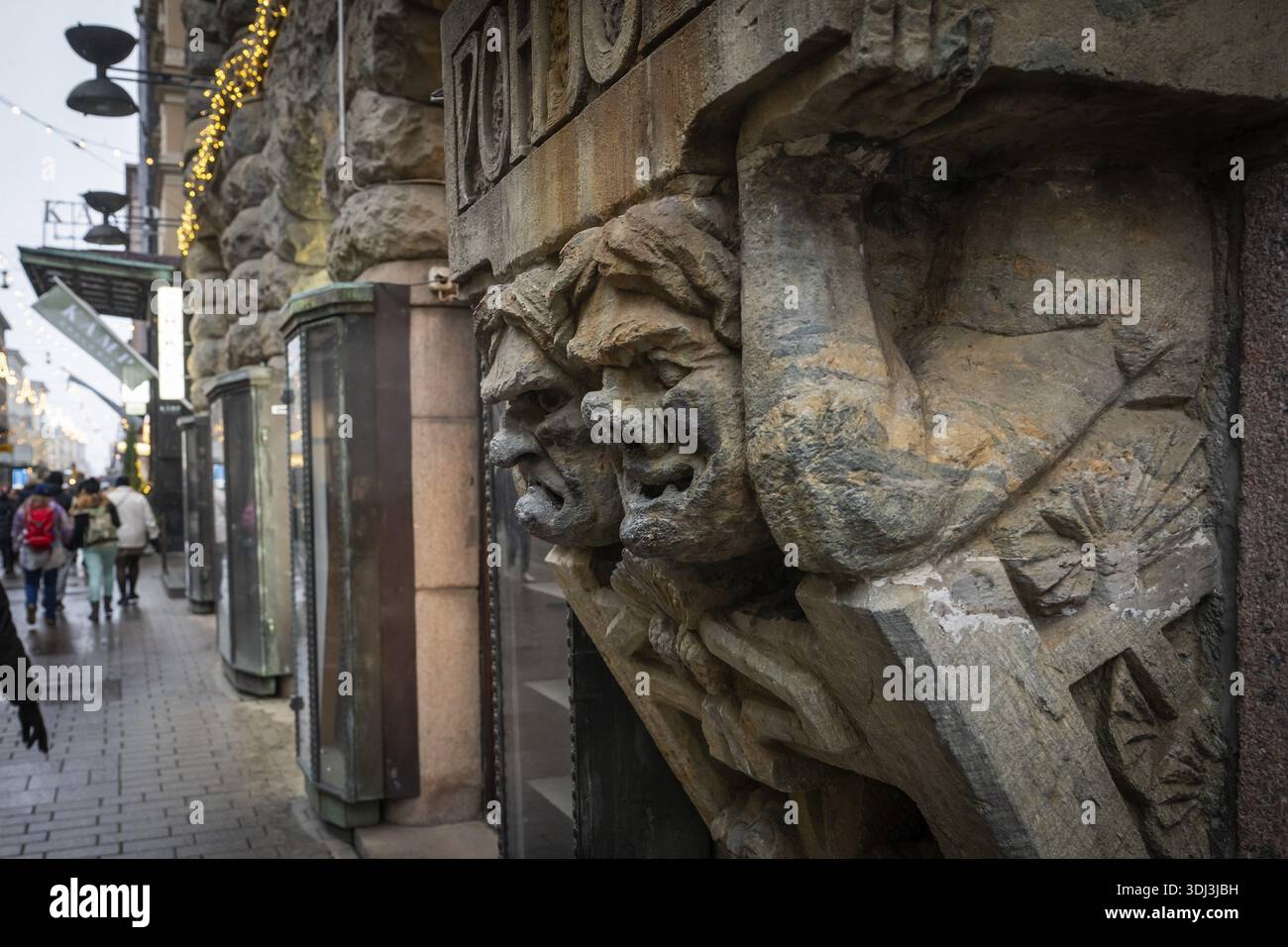 Troll, figure in pietra di Kalevala, architettura art nouveau, edificio assicurativo di Pohjola, Alexanterinkatu, la principale via dello shopping nel centro della città, H. Foto Stock