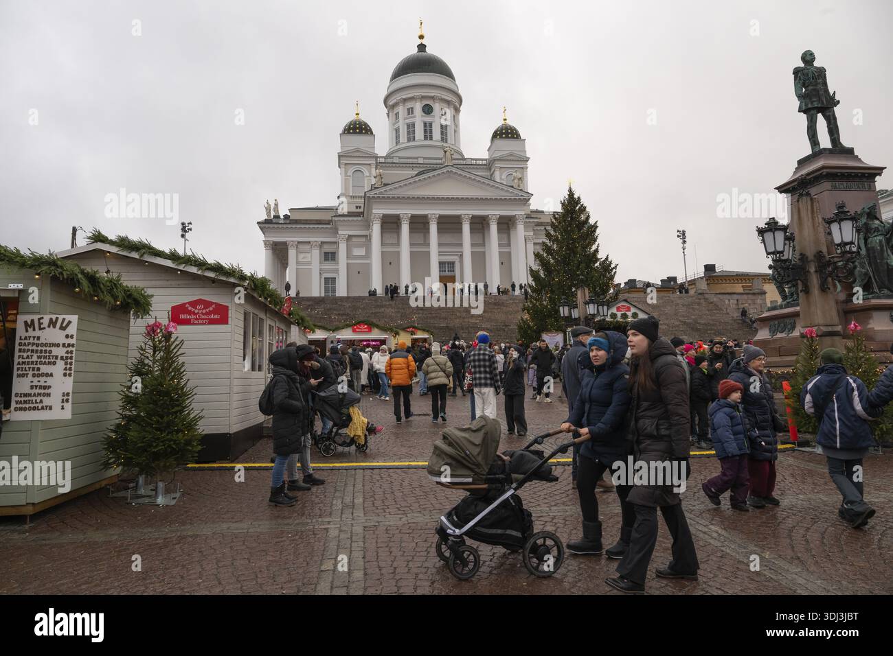 Vivace mercato di Natale, Piazza del Senato, Helsinki, Finlandia Foto Stock