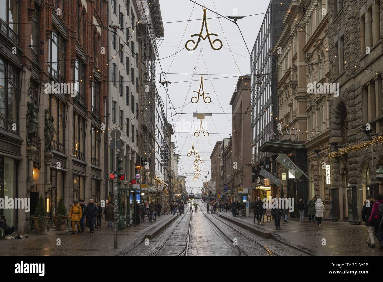 Alexanterinkatu, la principale via dello shopping nel centro della città, progettata da Carl Ludwig Engel, decorazioni natalizie, binari del tram, Helsinki, Finlandia Foto Stock