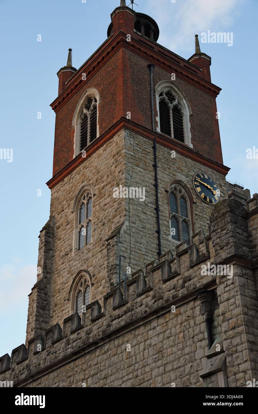 La Clock Tower, St Giles-without-Cripplegate è una chiesa anglicana nella City di Londra, situata in Fore Street all'interno del moderno complesso Barbican. Quando Foto Stock