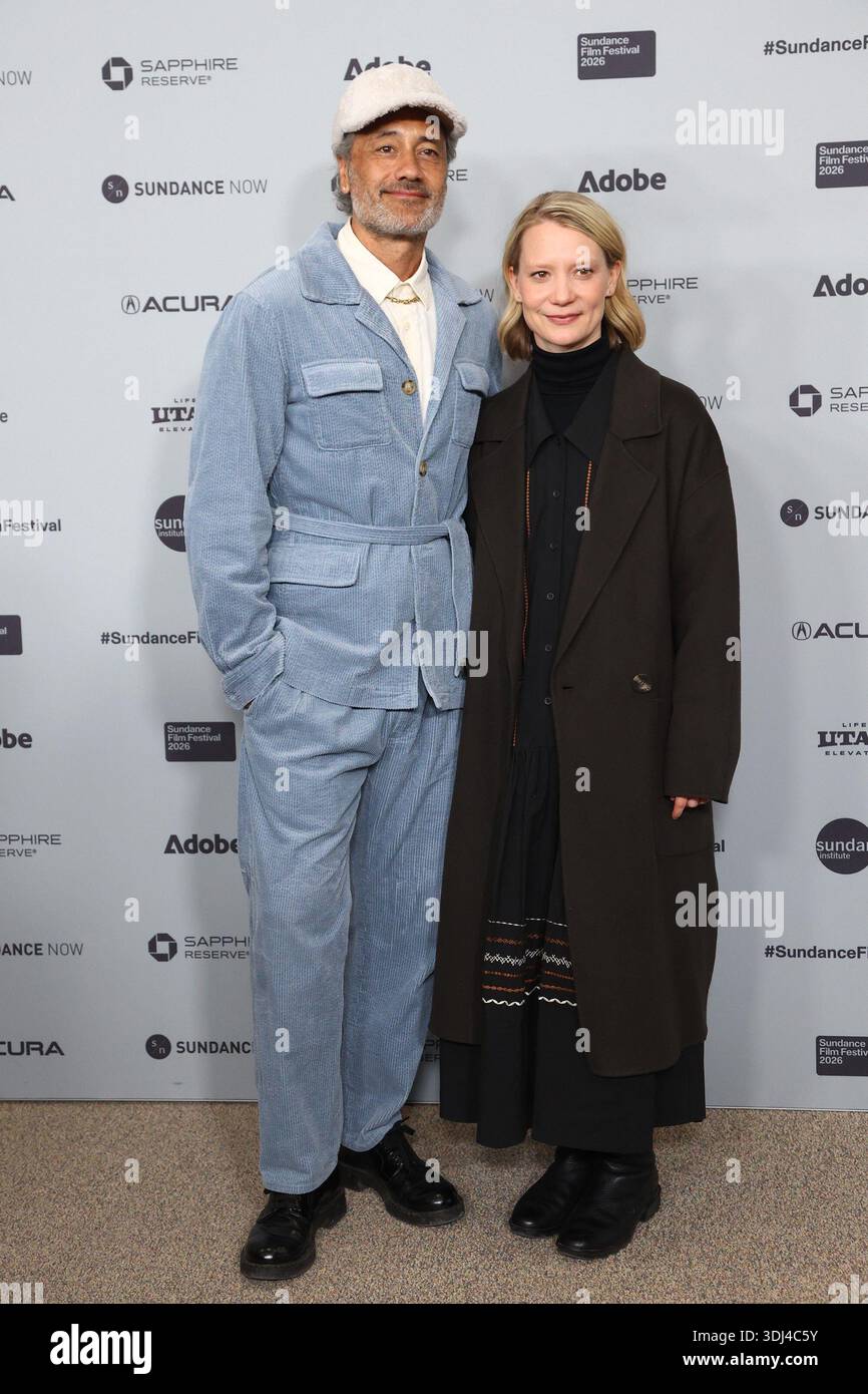 Ut. 24 gennaio 2026. Taika Waititi, mia Wasikowska agli arrivi della FING! Anteprima al Sundance Film Festival 2026, Eccles Theater, Park City, UT, 24 gennaio 2026. credito: JA/Everett Collection/Alamy Live News Foto Stock
