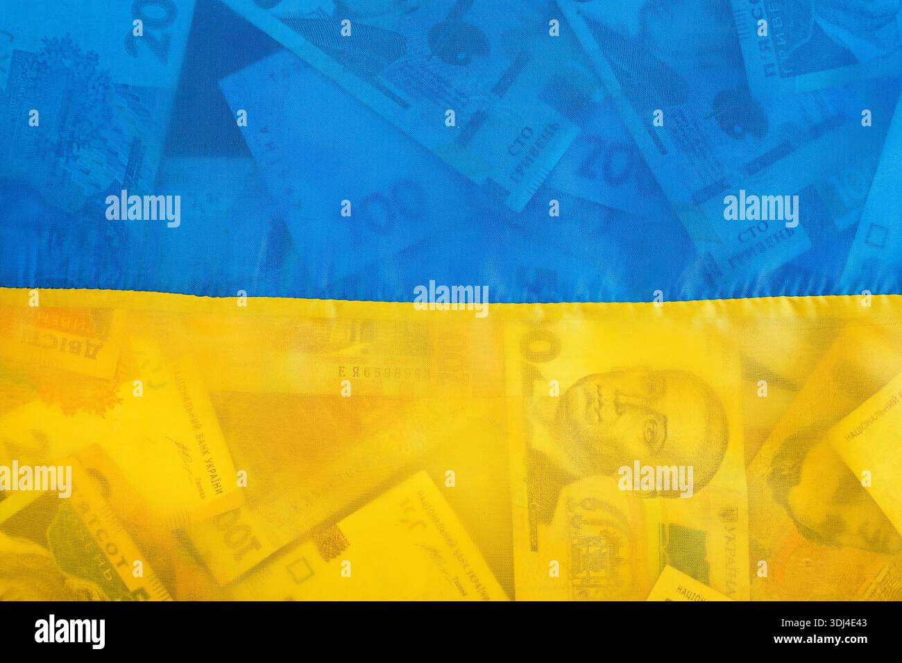 Il denaro è colorato nel colore della bandiera Ucraina. Il concetto di assistenza finanziaria all'esercito ucraino Foto Stock