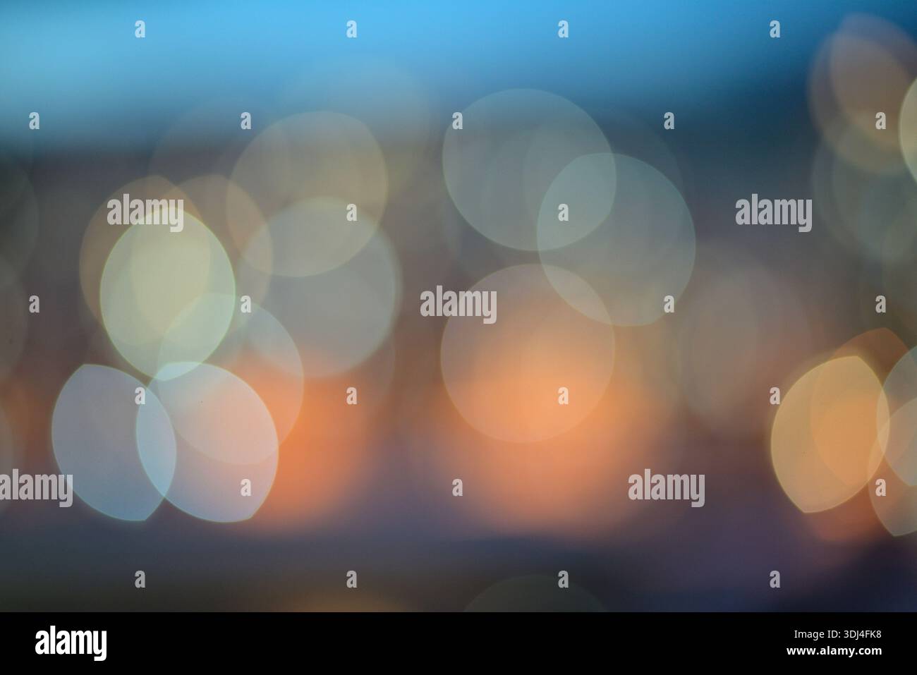 Luci bokeh astratte con cerchi morbidi e sfocati in toni caldi. Foto Stock