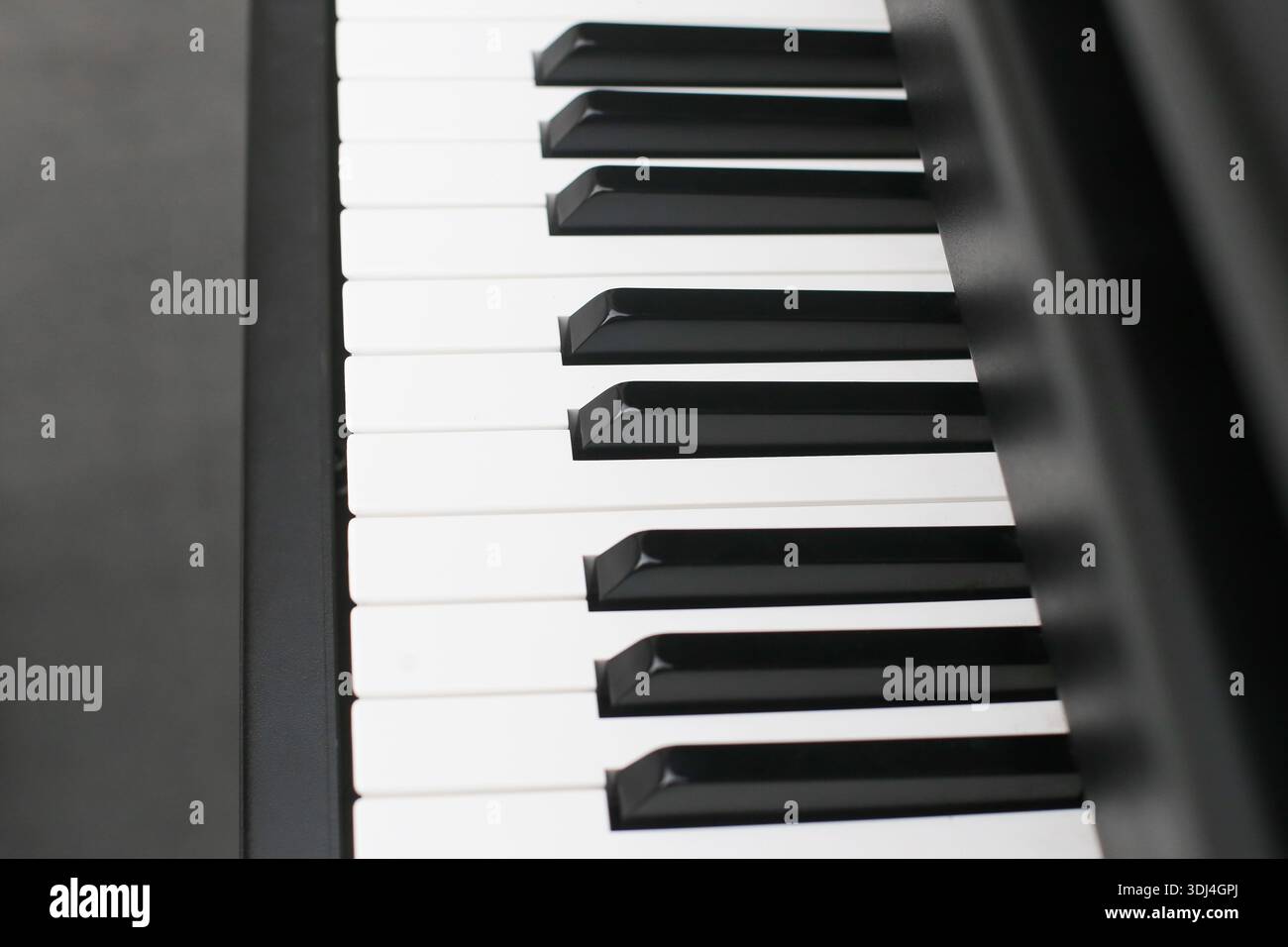 Piano tastiera in primo piano. Sequenza di tasti in bianco e nero. Dettagli dello strumento musicale per esercitarsi. Prestazioni classiche e concetto di apprendimento. Foto Stock