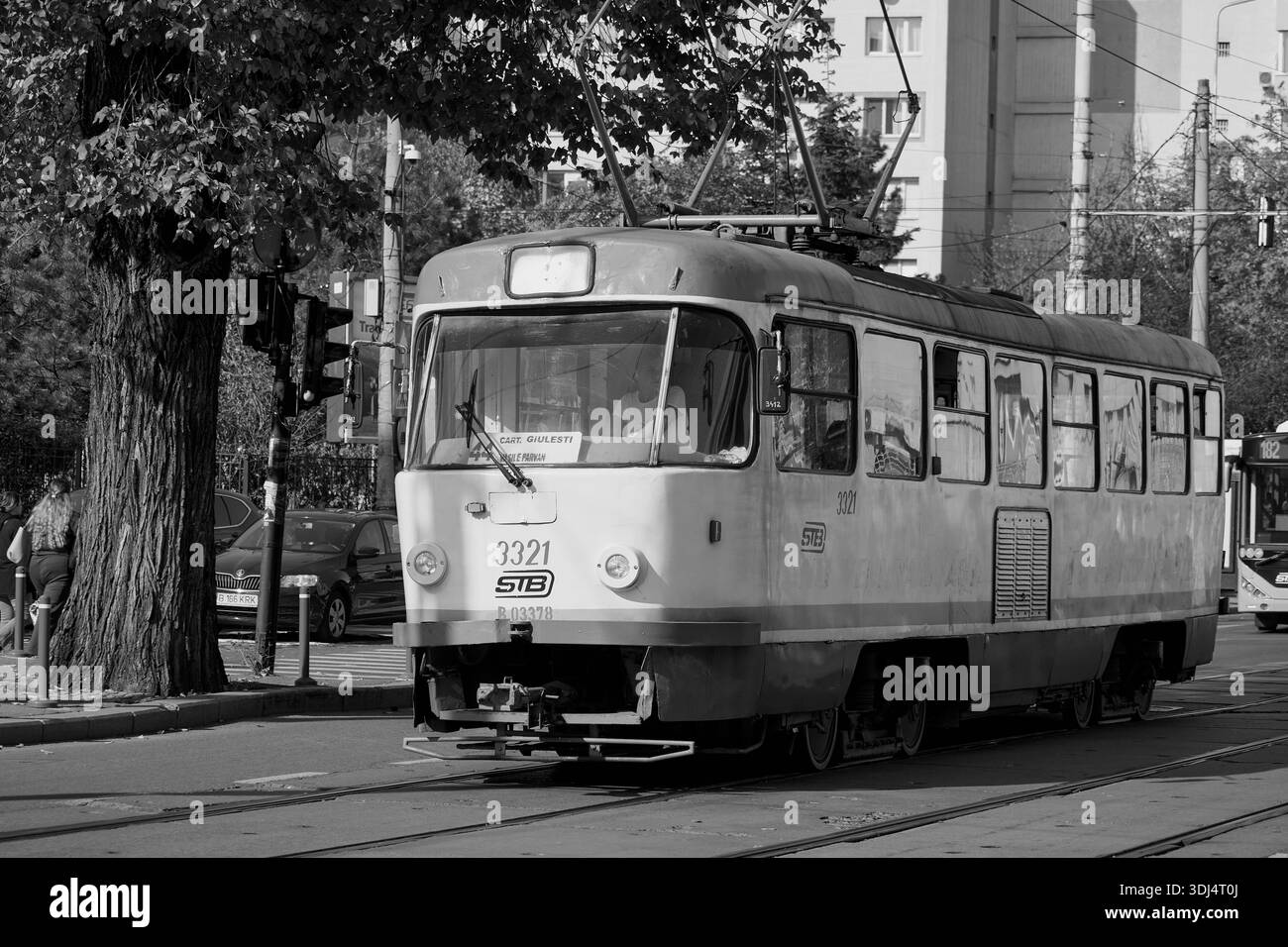 Il tram Tatra circola per le strade di Bucarest Foto Stock