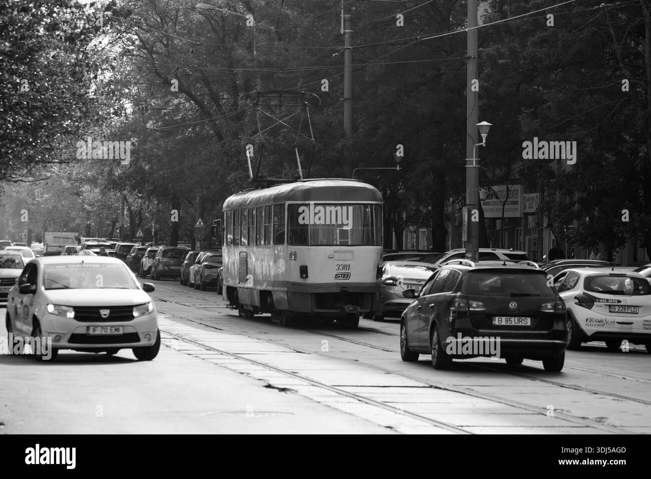 Il tram Tatra circola per le strade di Bucarest Foto Stock