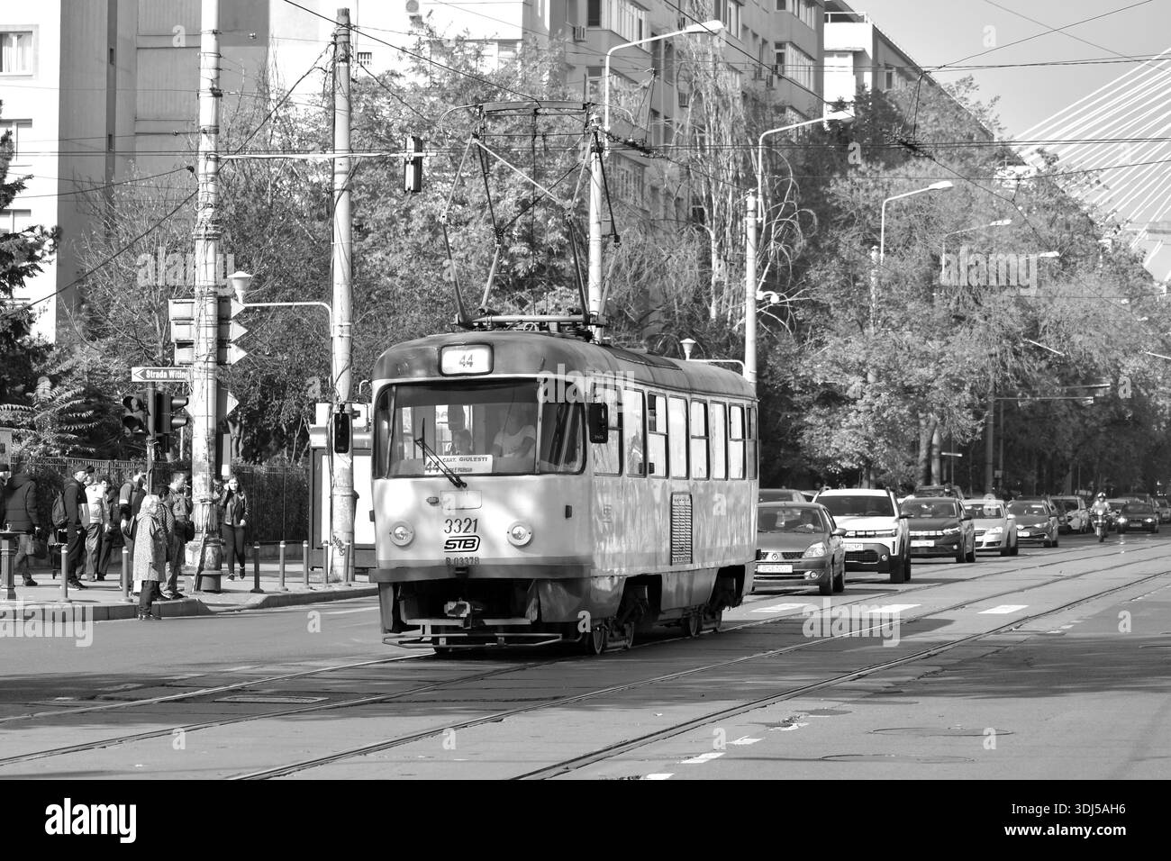 Il tram Tatra circola per le strade di Bucarest Foto Stock