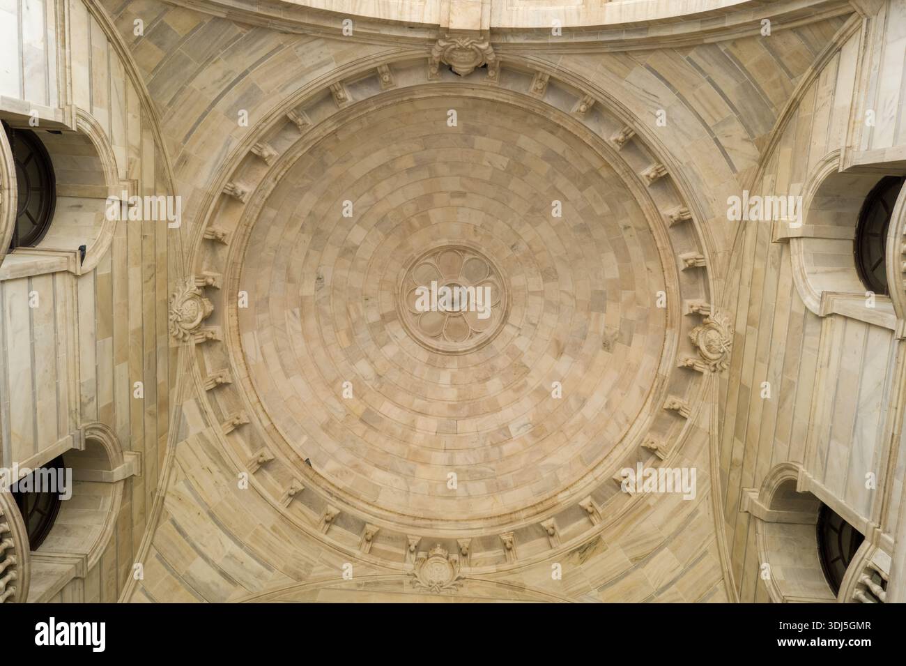 Calcutta, India - 23 marzo 2024: L'immagine mostra il soffitto a cupola in marmo del Victoria Memorial, caratterizzato da lavori concentrici in pietra, dettagli architettonici decorativi e aperture ad arco delle finestre. Foto Stock