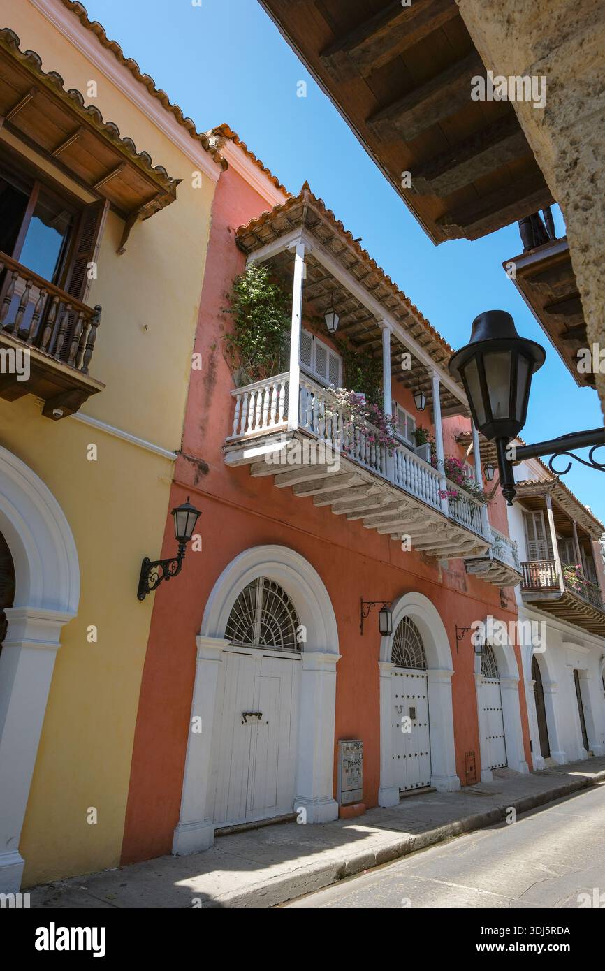 Cartagena de Indias, Colombia - 19 gennaio 2026: Veduta di una strada nel centro storico di Cartagena de Indias, Colombia. Foto Stock