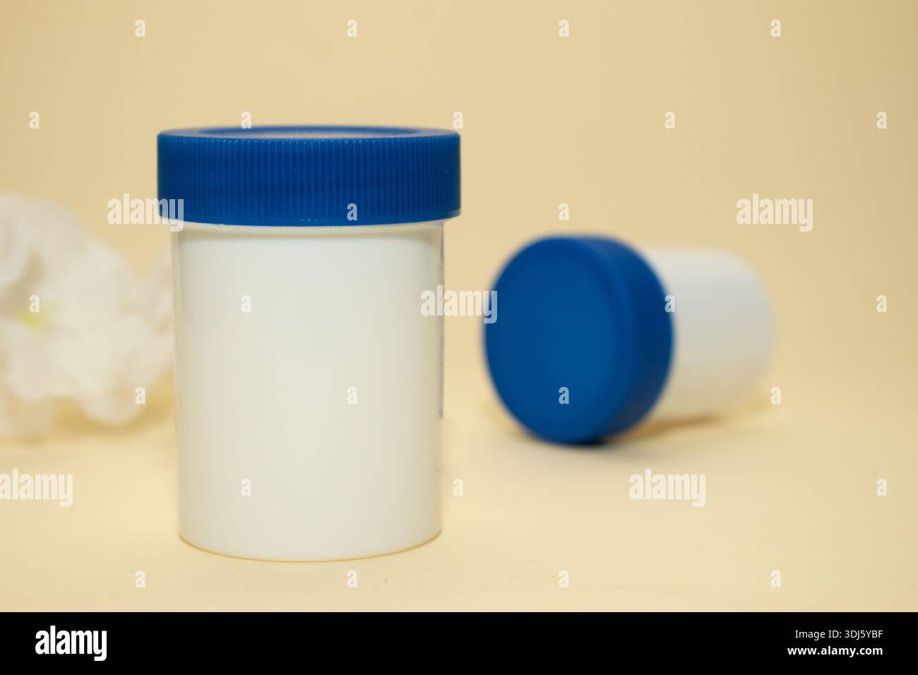Contenitori in plastica bianca per prodotti farmaceutici e cosmetici Foto Stock