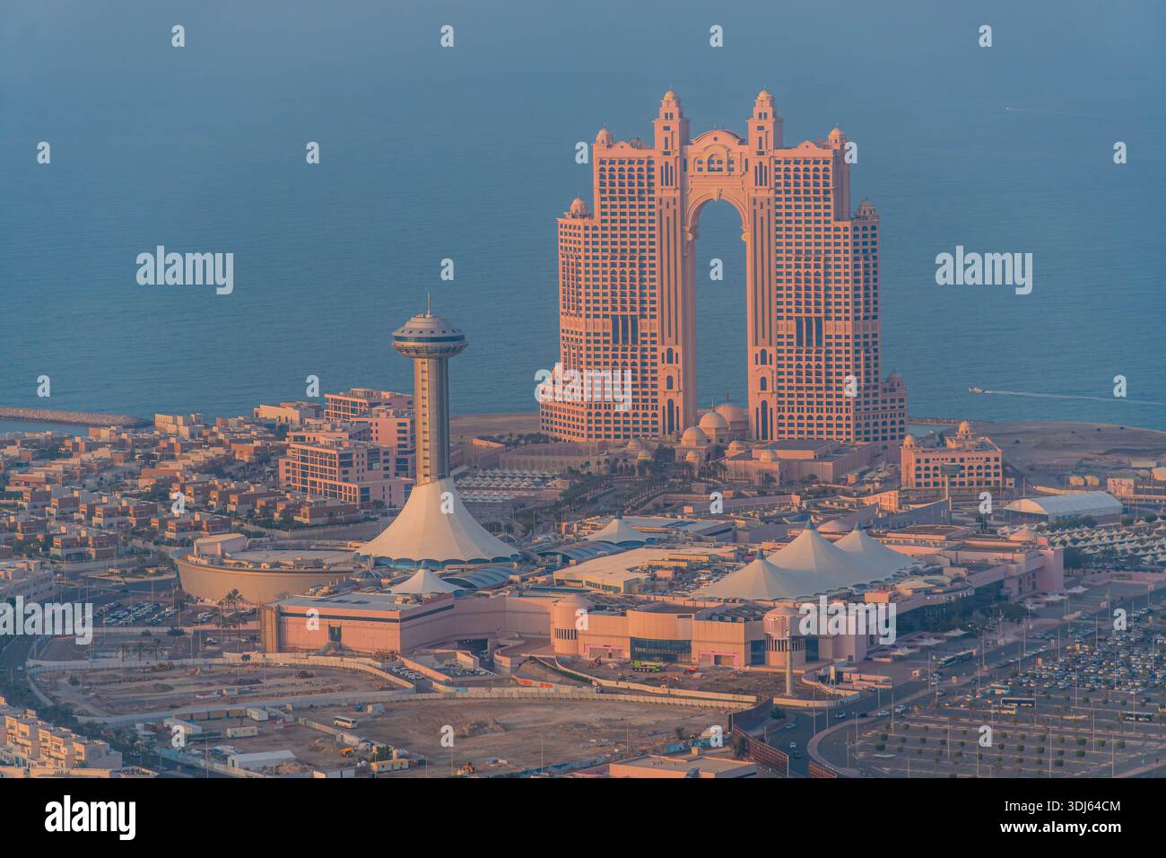 Foto panoramica di Abu Dhabi - Marina Mall e Rixos hotel dall'alto, un punto di riferimento architettonico degli Emirati Arabi Uniti sulla costa del Golfo Persico negli Emirati. Foto Stock