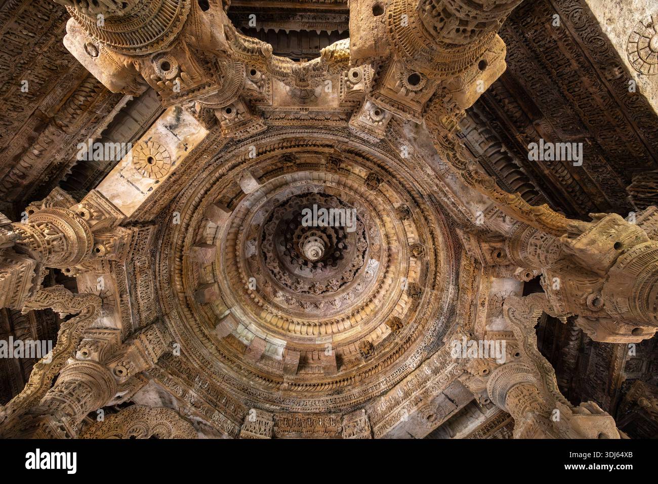 Tempio del sole di Modhera, interno con soffitto intagliato, Sabhamandapa (sala riunioni), dinastia Chaulukya, Modhera, Gujarat, India, Asia meridionale, Asia Foto Stock