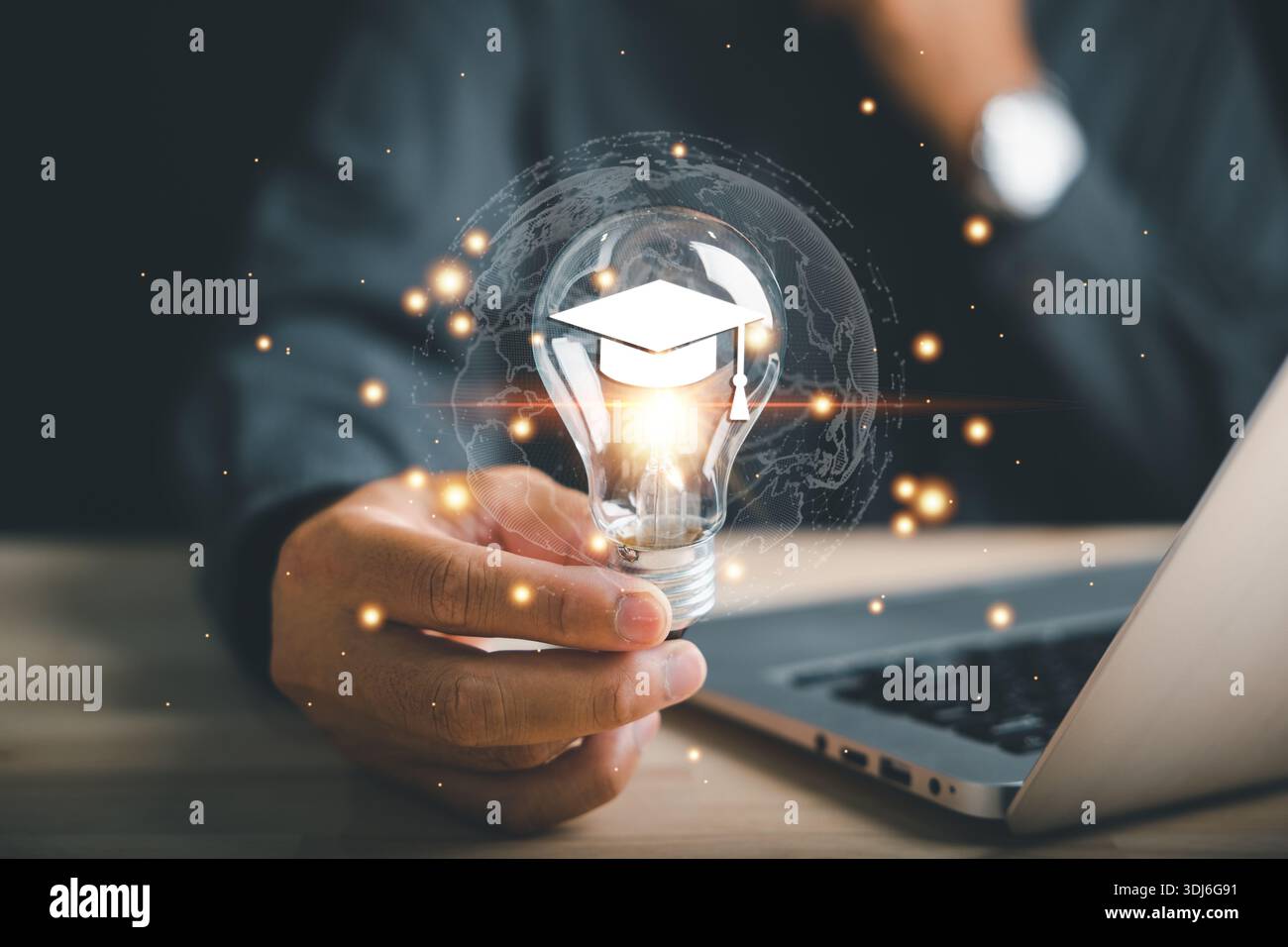 Scopri come una laurea in e-learning può stimolare la conoscenza dello studio e il pensiero creativo post-laurea, tenendo in mano l'icona di un berretto di laurea in una lampadina Foto Stock
