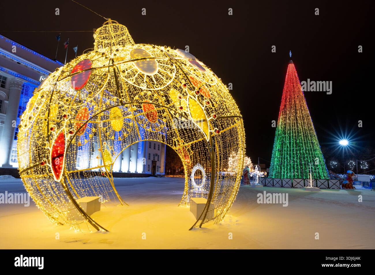 Ulyanovsk, Russia - 14 febbraio 2022: Un albero di Natale, un ballo di Natale, Babbo Natale e una Fanciulla delle nevi sulla piazza centrale coperta di neve del cit Foto Stock