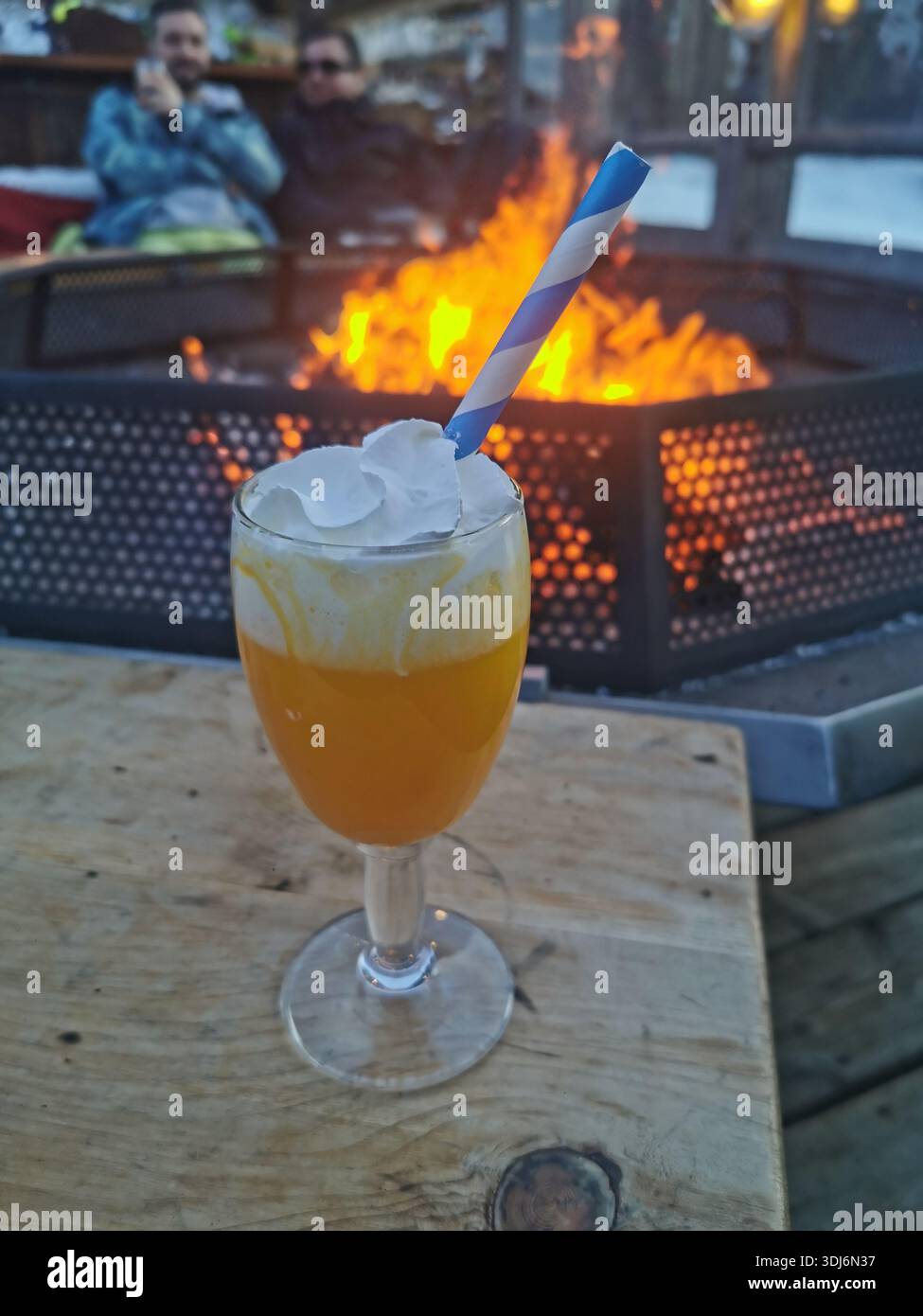 Bevanda calda Bombardino nelle Alpi italiane, preparata con liquore all'uovo, brandy e panna montata; classico cocktail caldo après-ski. Foto Stock