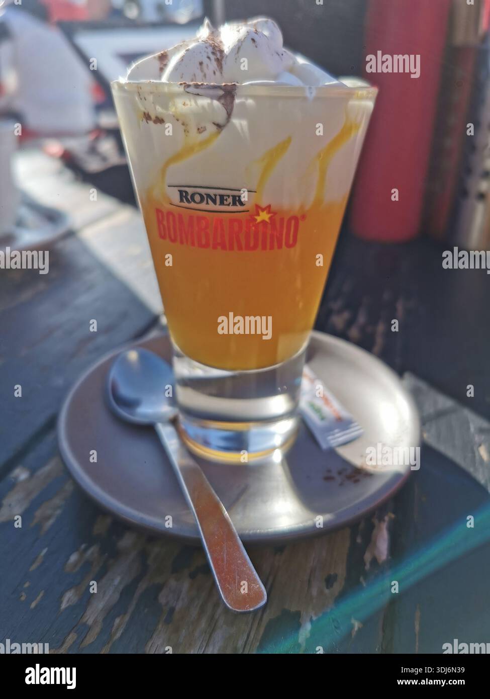 Bevanda calda Bombardino nelle Alpi italiane, preparata con liquore all'uovo, brandy e panna montata; classico cocktail caldo après-ski. Foto Stock