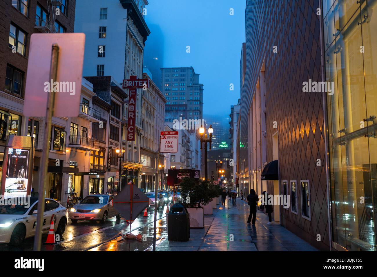 San Francisco California - 21 settembre 2022: A Downtown Street a San Francisco California in una serata piovosa con nuvoloso Overcast Foto Stock