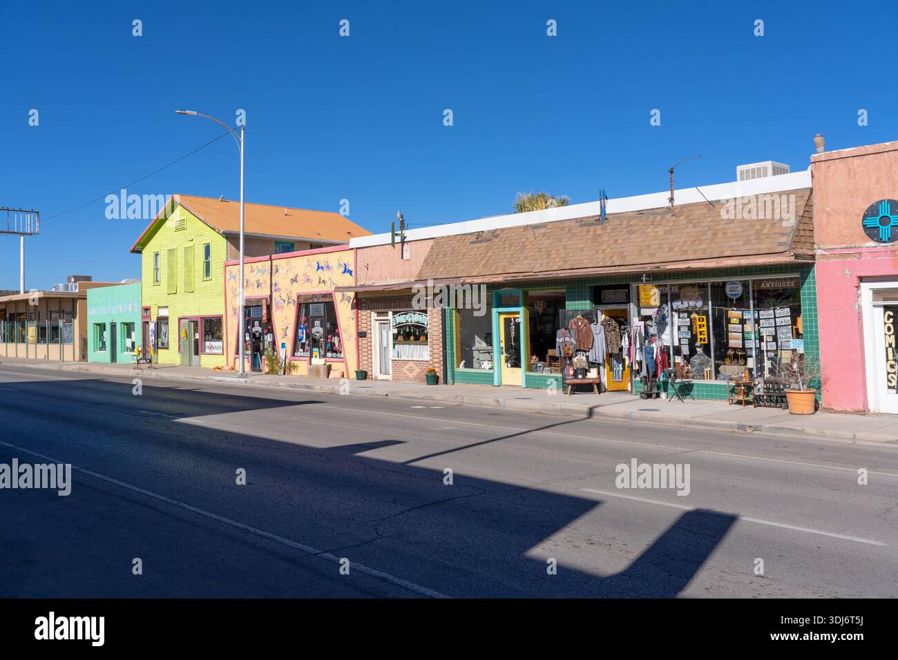 Truth or Consequences New Mexico - 8 dicembre 2024: Una fila di negozi colorati in Truth or Consequences New Mexico Foto Stock