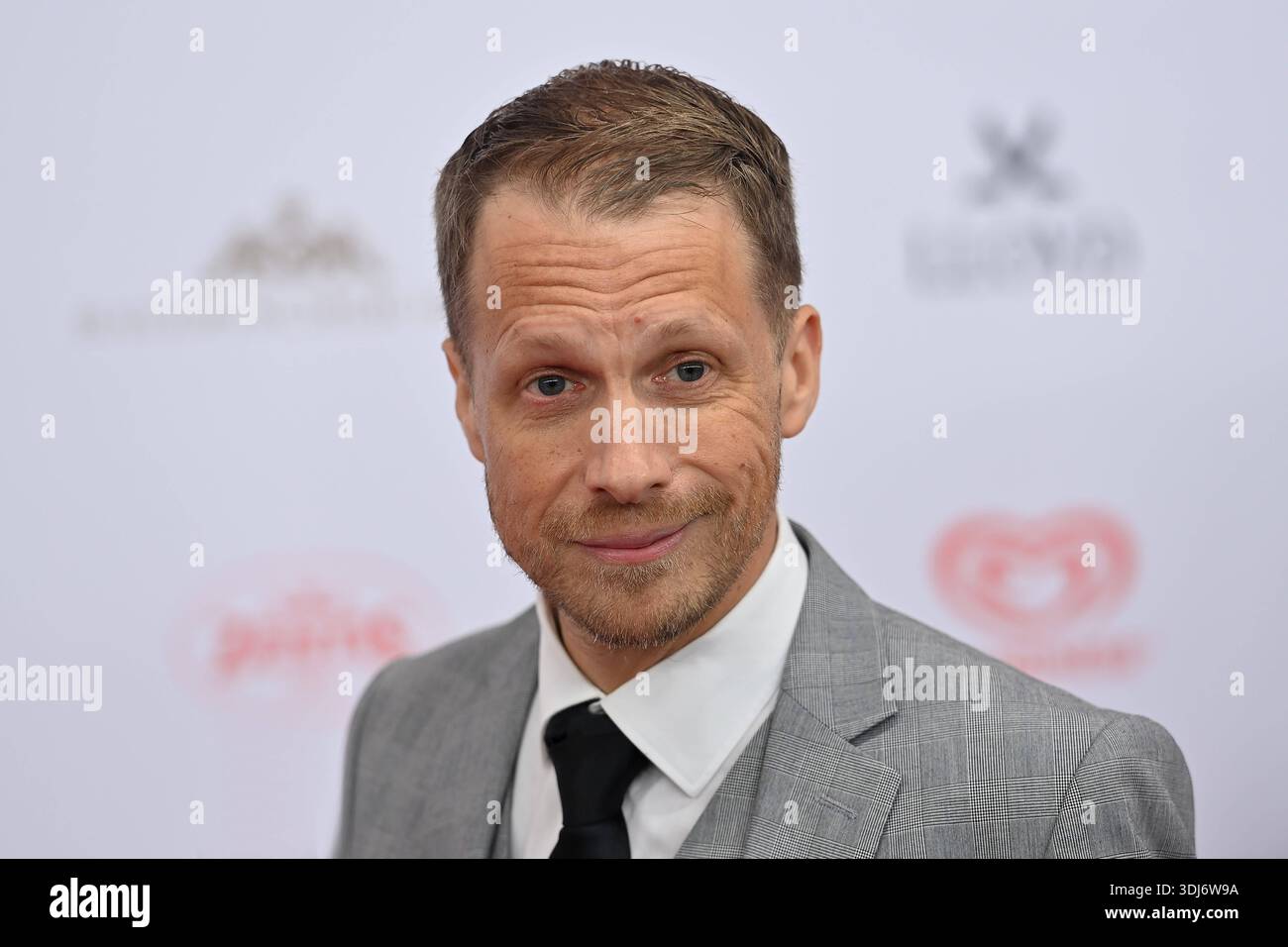 Oliver POCHER moderatore,Coemdian, Einzelbild,angeschnittenes Einzelmotiv,Ritratto,Porträt. 50.Deutscher Filmball, Roter Teppich, Red Carpet, AM 24.01.2026 im H o t e l B a y e r i s c h e r H o f, M u e n c h e n. *** Oliver POCHER Presenter, Coemdian, immagine singola, ritaglio, ritratto, ritratto 50 German Film Ball, Red Carpet, Red Carpet, il 24 01 2026 m u e n c h e n Foto Stock