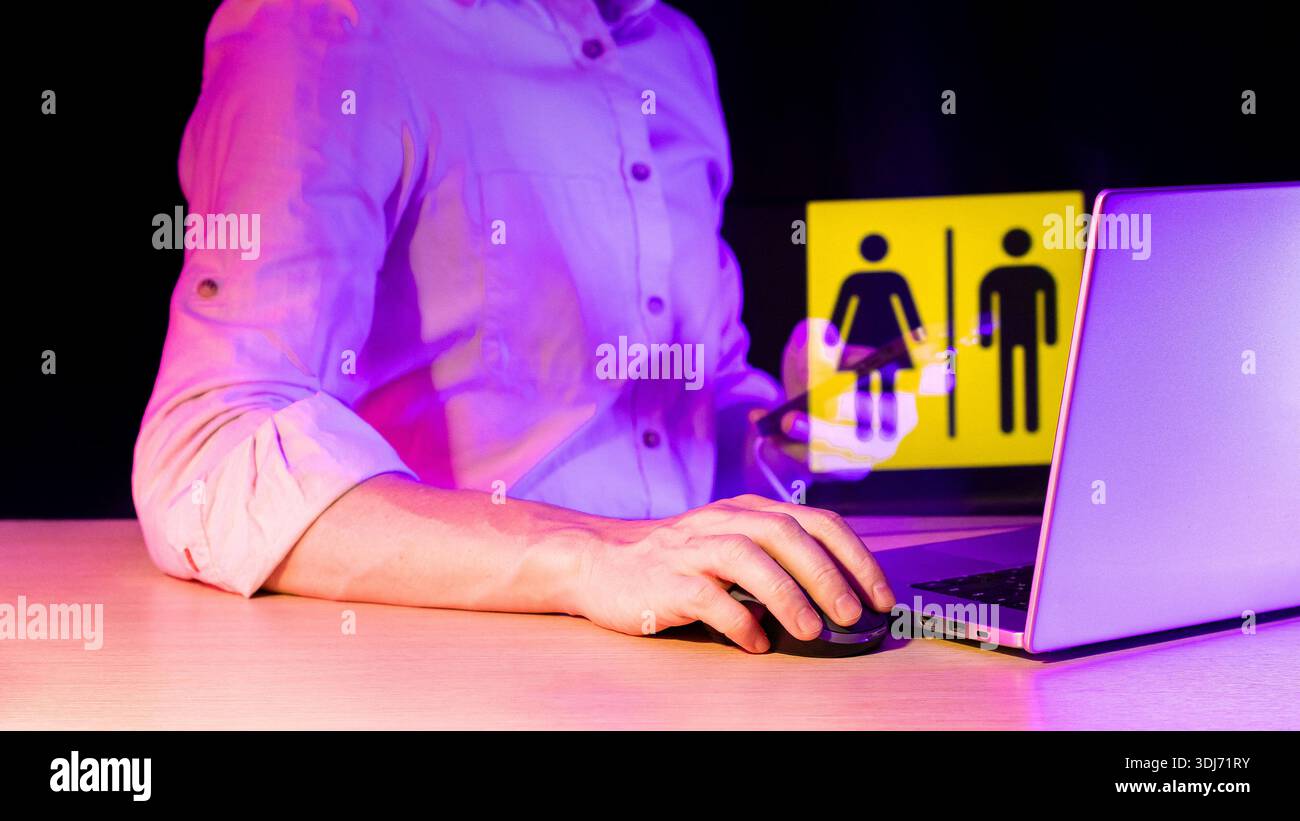 Immagine dettagliata del braccio con mouse, schermo con simboli combinati femmina e maschio nella configurazione al neon. Foto Stock