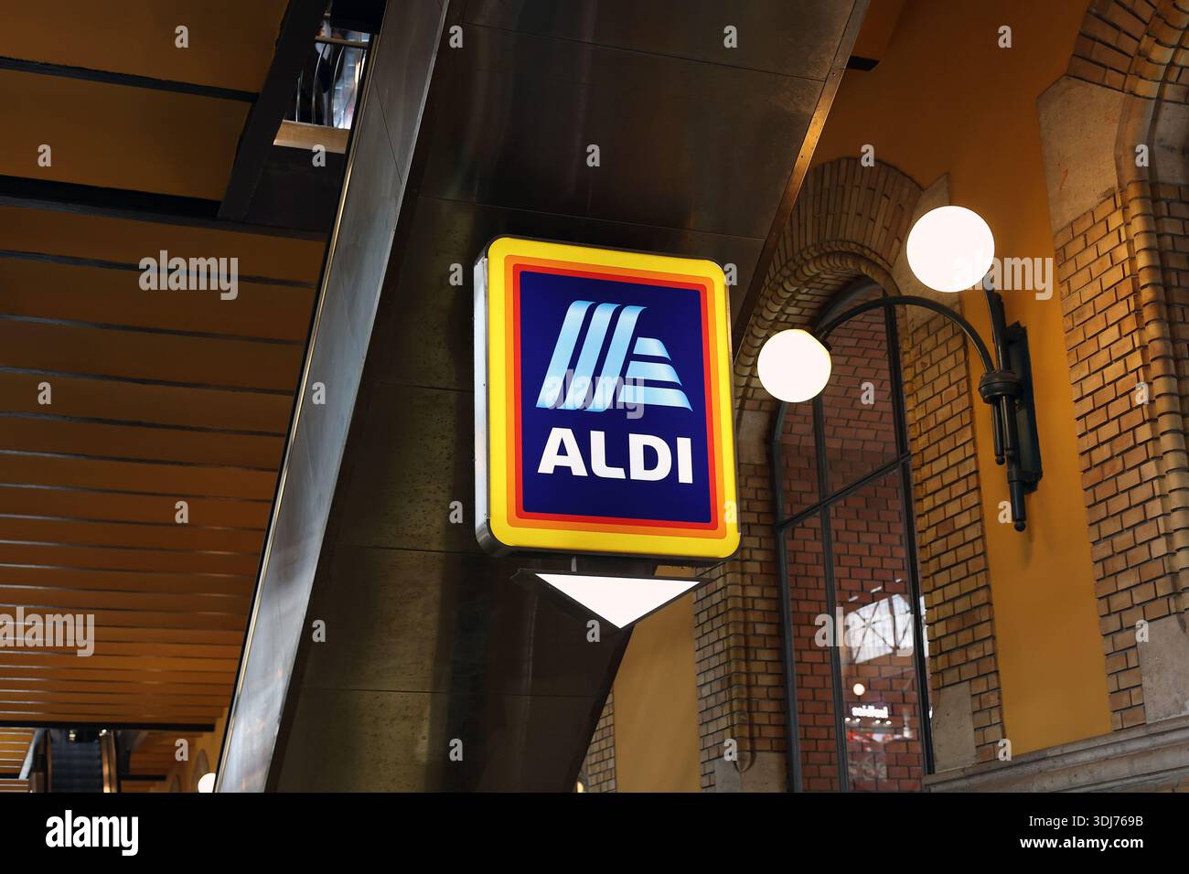 Insegna e logo della catena di supermercati scontati ALDI sull'esterno dell'edificio a Budapest, Ungheria Foto Stock