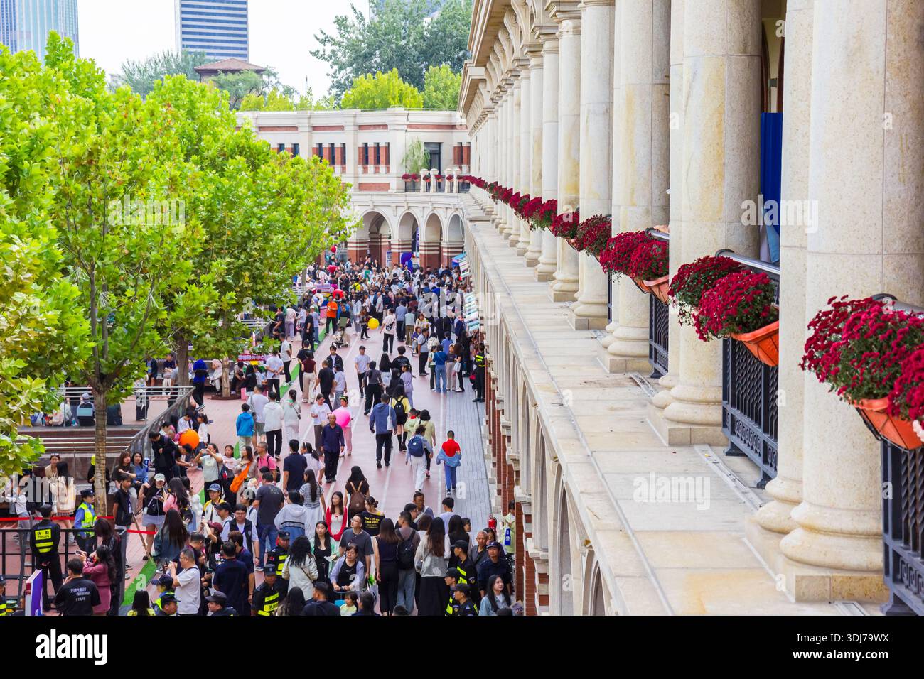 Gente che fa shopping allo stadio Minyuan di Tianjin, Cina Foto Stock