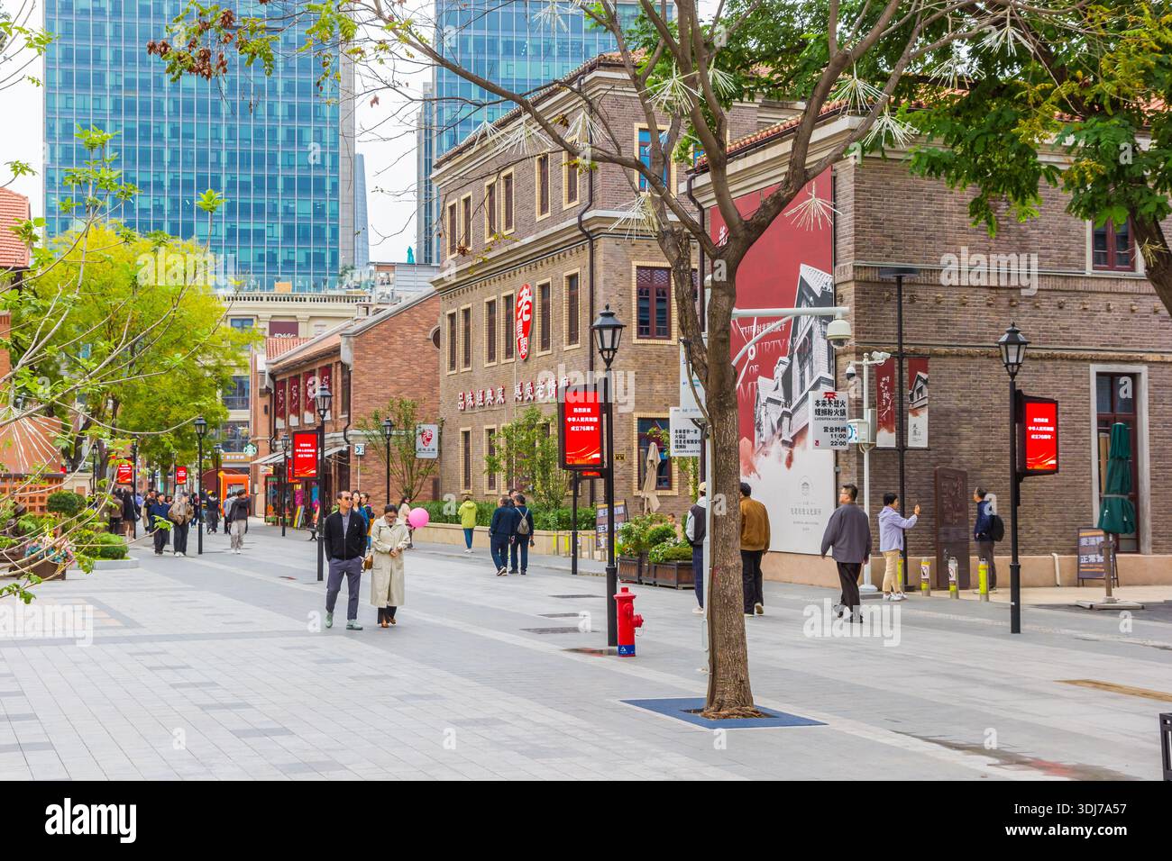 Via centrale nell'area di Wudadao a Tianjin, Cina Foto Stock