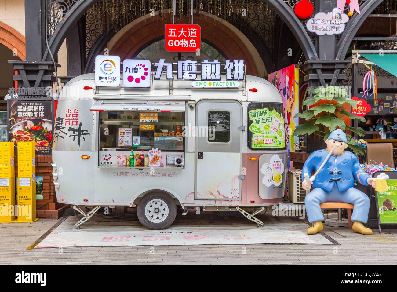 Carovana alimentare allo stadio Minyuan di Wudadao, Tianjin, Cina Foto Stock