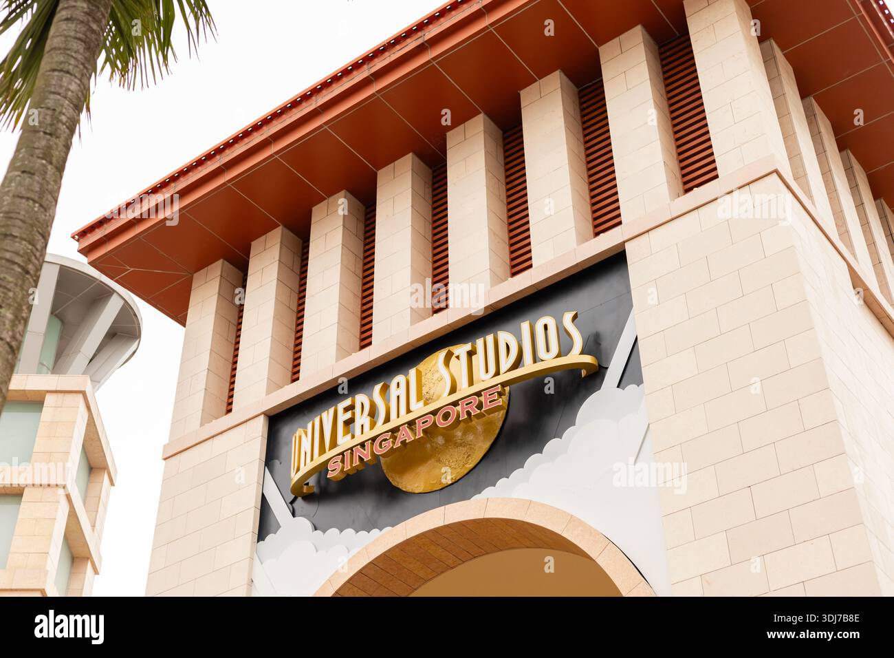 Singapore - 25 gennaio 2026: I visitatori si avvicinano all'ingresso degli Universal Studios di Singapore. L'iconico arco presenta grandi lettere e serve da Foto Stock