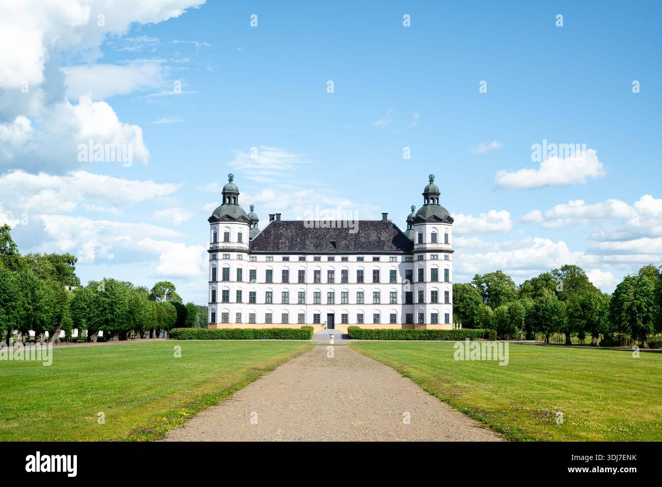 Facciata bianca di skoklosters barocchi svedesi castello di slott in Svezia in una soleggiata giornata estiva con cielo blu Foto Stock