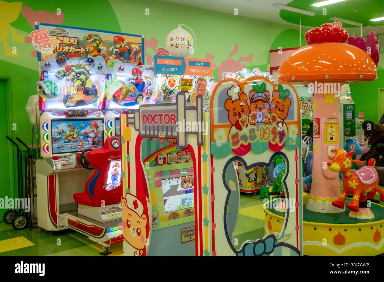 24 gennaio 2026 - Fukutsu, Giappone: Indoor Arcade Game area all'interno dell'EON Mall Fukutsu a Fukuoka, Giappone Foto Stock