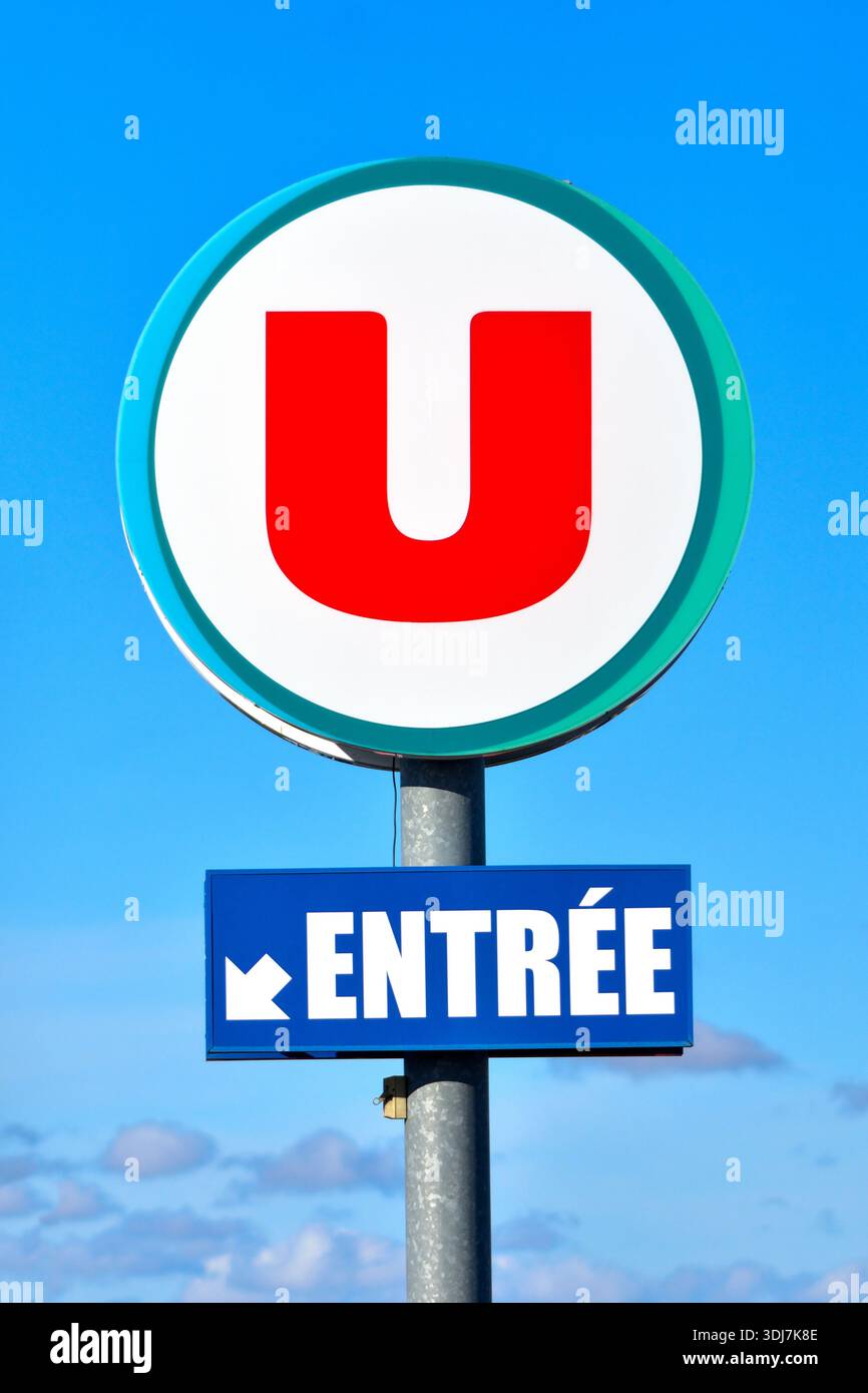 Supermercato francese "Super-U" con indicazione della freccia per l'ingresso al parcheggio - Loches, Indre-et-Loire (37), Francia. Foto Stock