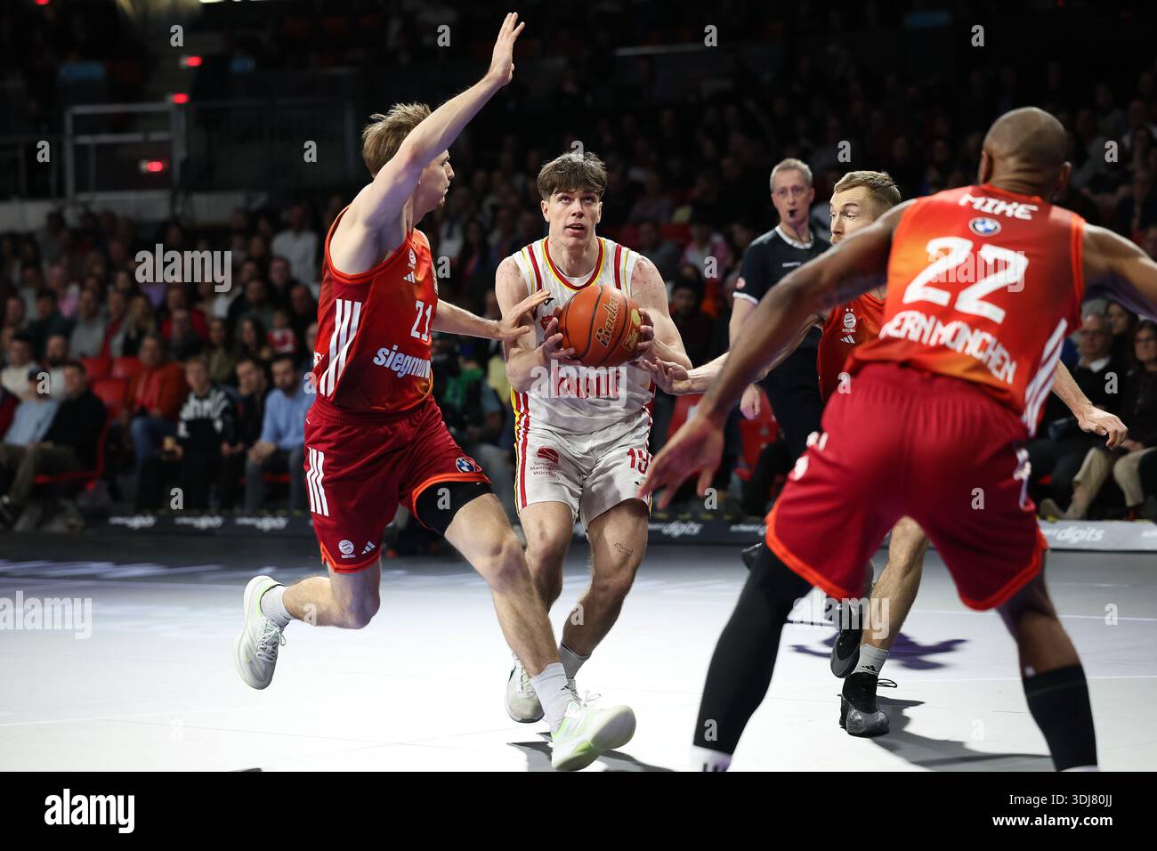 Christian Skaladanowski (fitness First Wuerzburg Baskets, #19) con Justuz Hollatz (FC Bayern Basketball, #21) e Niels Giffey (FC Bayern Basketball, #05), con Isiaha Mike (FC Bayern Basketball, #22), GER, FC Bayern Basketball vs. Fitness First Wuerzbur Foto Stock