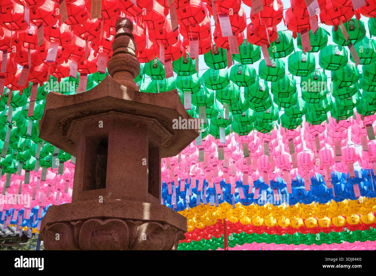 Seoul, Corea del Sud: Pagoda di pietra circondata da colorate lanterne buddiste al Tempio di Bongeunsa vicino al centro commerciale COEX Foto Stock
