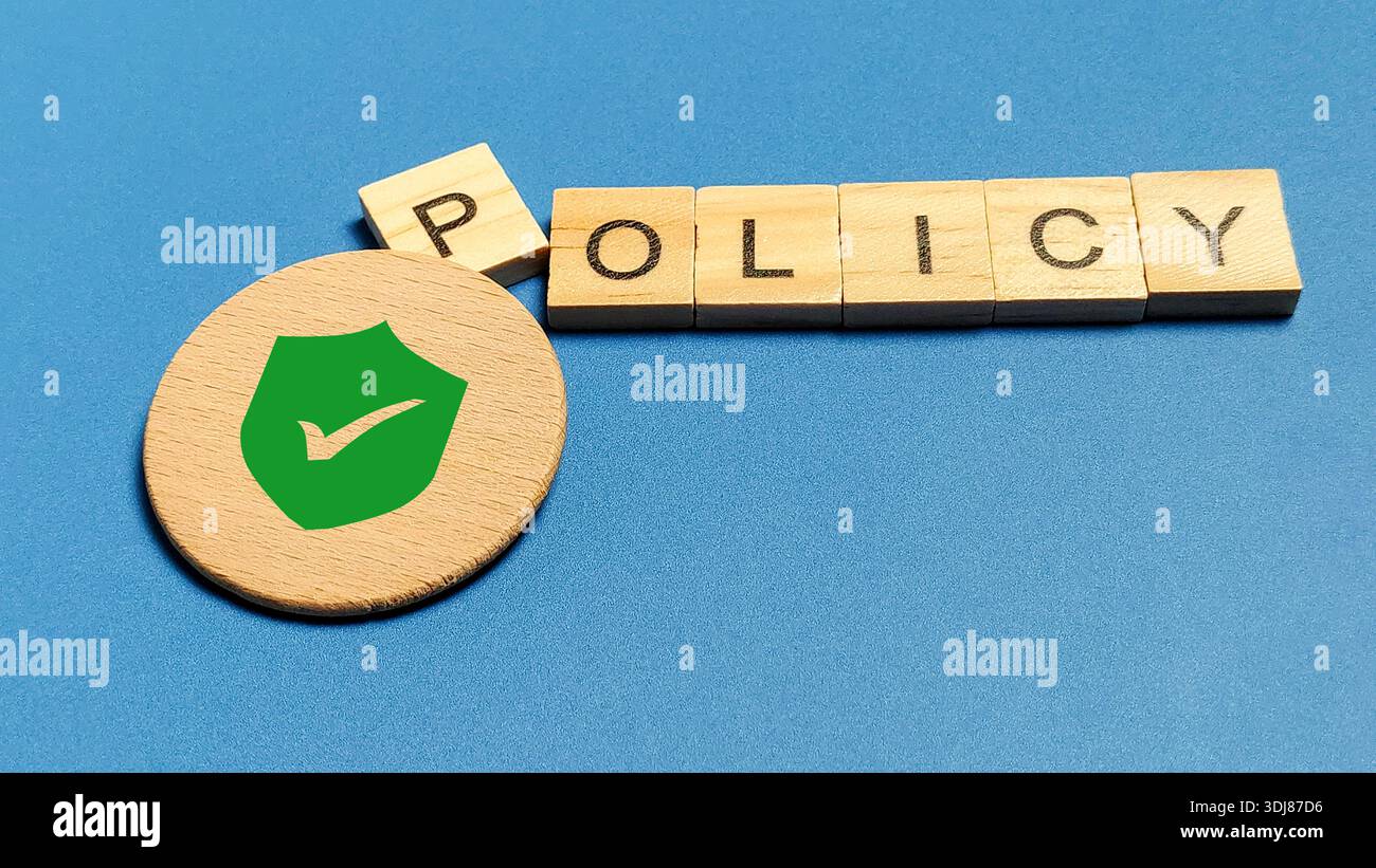 Informativa sulla privacy dei dati e concetto di protezione legale con lettere in legno e simbolo dello scudo di sicurezza Foto Stock