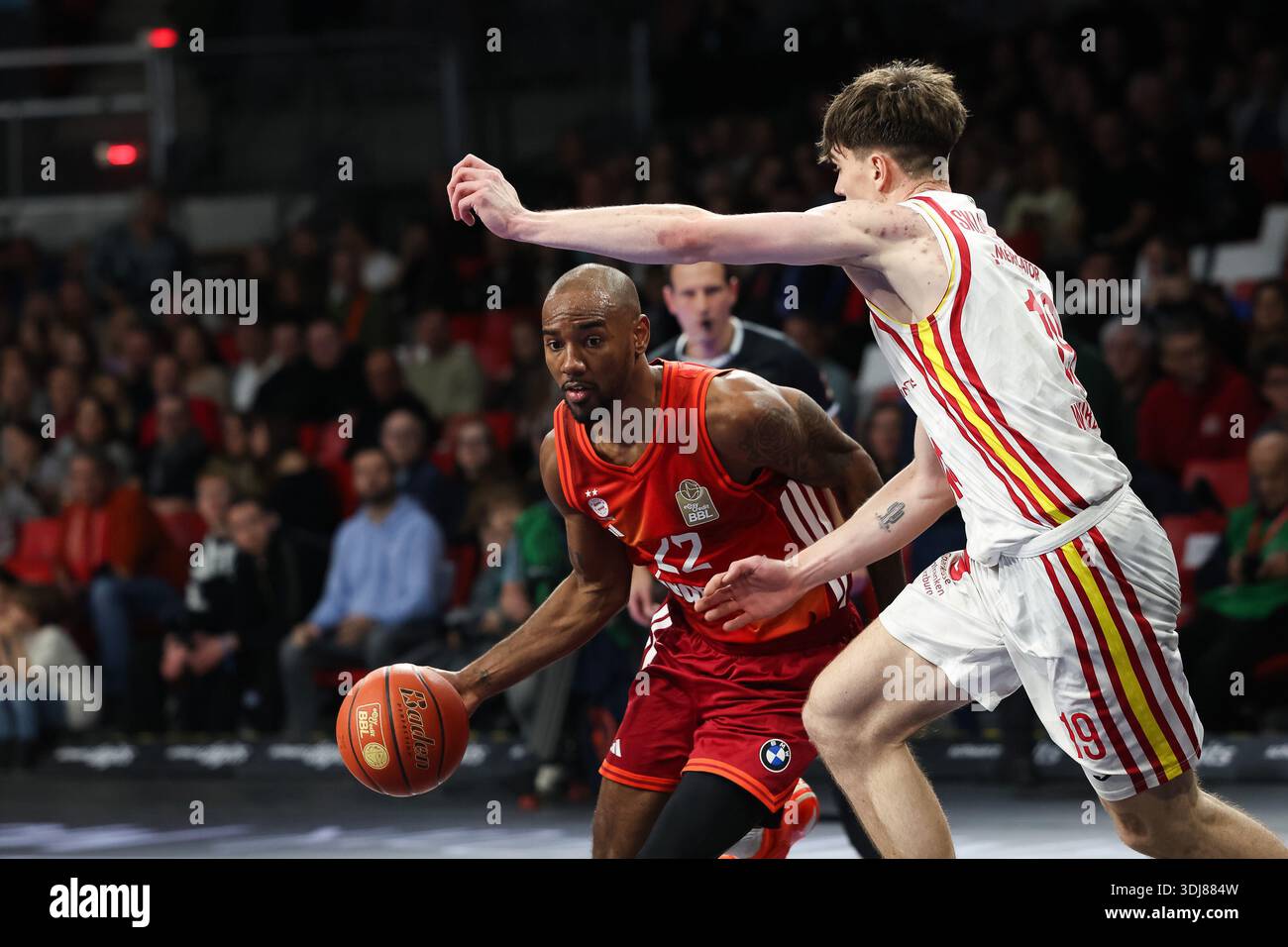 Isiaha Mike (FC Bayern Basketball, #22) con Christian Skaladanowski (fitness First Wuerzburg Baskets, #19), GER, FC Bayern Basketball vs. Fitness First Wuerzburg Baskets, Basketball, easycredit Basketball Bundesliga [Bundesliga], 17 ° turno, stagione 2025/ Foto Stock