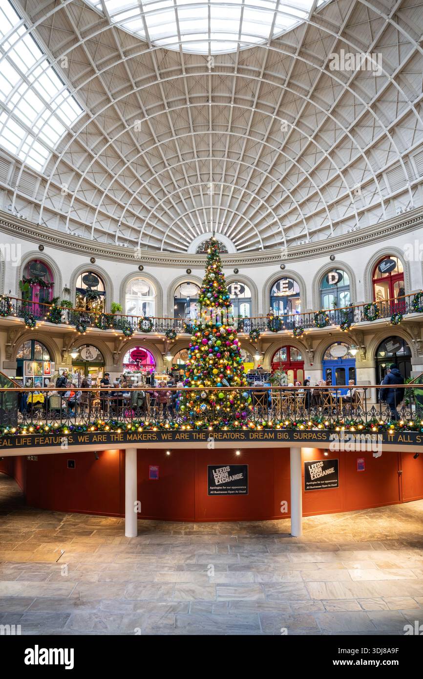 LEEDS, REGNO UNITO, - 4 DICEMBRE 2025. Vista interna dell'architettura vittoriana dell'edificio del Leeds Corn Exchange decorato per lo shopping natalizio con Chris Foto Stock