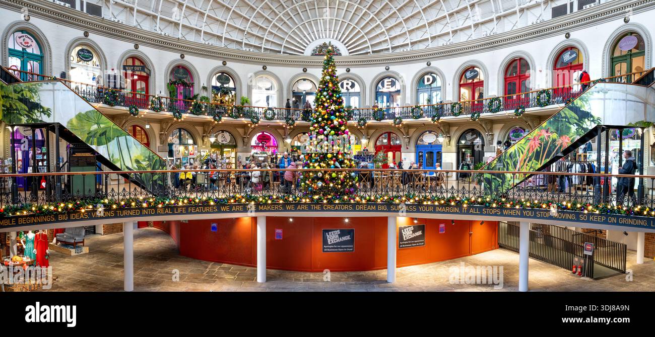 LEEDS, REGNO UNITO, - 4 DICEMBRE 2025. Vista interna dell'architettura vittoriana dell'edificio del Leeds Corn Exchange decorato per lo shopping natalizio con Chris Foto Stock