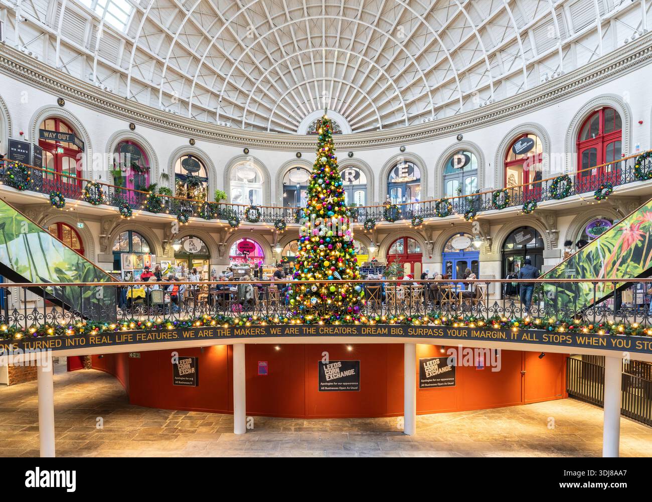 LEEDS, REGNO UNITO, - 4 DICEMBRE 2025. Vista interna dell'architettura vittoriana dell'edificio del Leeds Corn Exchange decorato per lo shopping natalizio con Chris Foto Stock