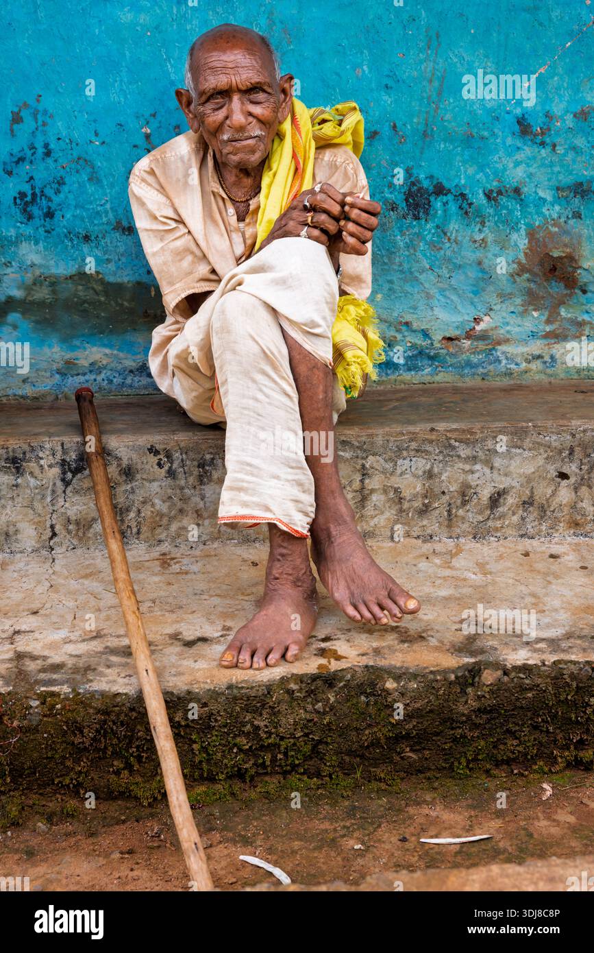 Ritratto di un anziano proveniente dalla campagna di Orissa, India Foto Stock