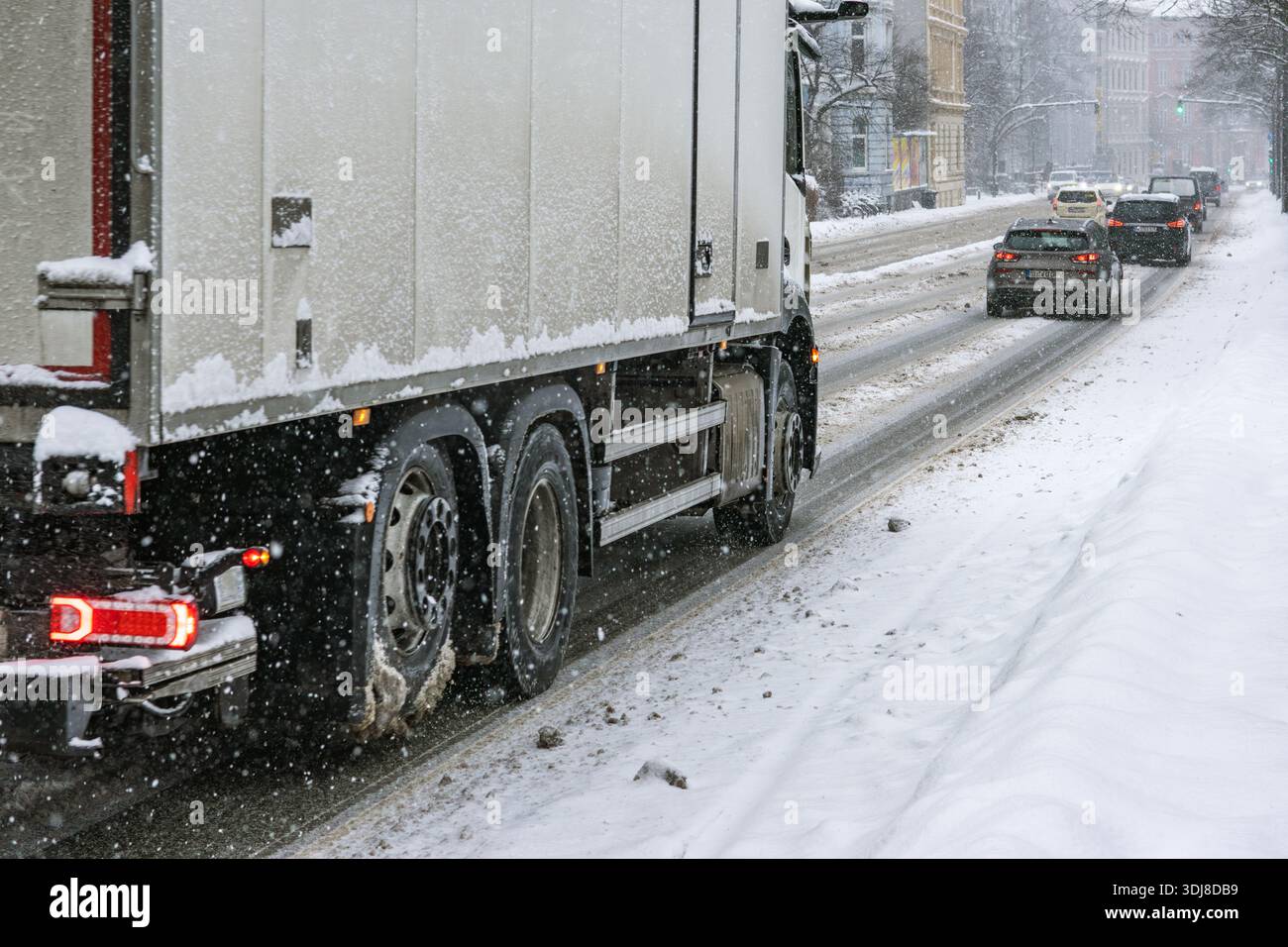 veicolo bianco su strada innevata Foto Stock