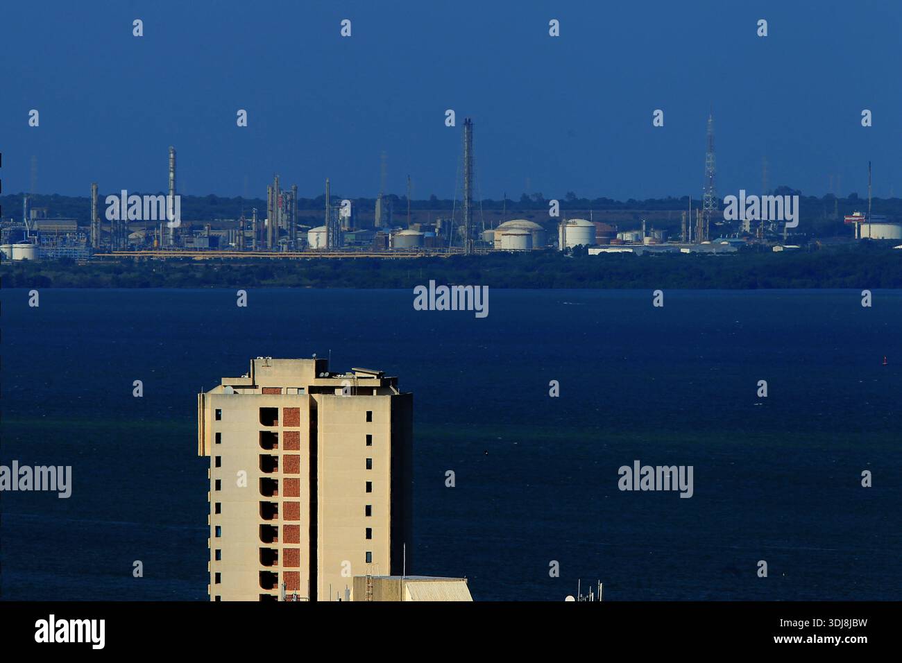 Maracaibo, Venezuela.2 025-09-22. Vista del complesso petrolchimico PDVSA, Ana Maria Campos, di fronte al lago Maracaibo foto: Jose Isaac Bula U. Foto Stock