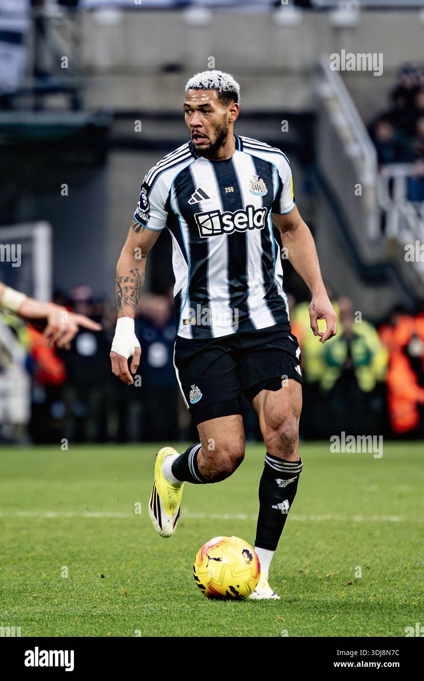 Newcastle Upon Tyne, UK. 25th Jan, 2026. NEWCASTLE UPON TYNE, ENGLAND - JANUARY 25: Joelinton of Newcastle United controls the ball during a Premier League match between Newcastle United and Aston Villa at St James Park on January 25, 2026 in Newcastle Upon Tyne, England. (Photo by Richard Callis/Sports Press Photo) Credit: SPP Sport Press Photo. /Alamy Live News Foto Stock