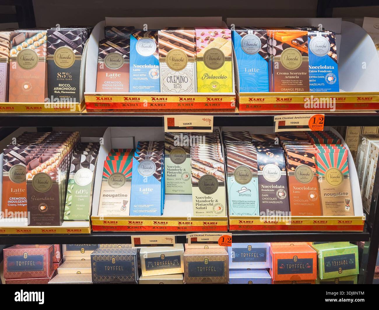 Karlstad, Svezia - 19 ottobre 2025: Barrette Venchi di cioccolato italiano assortite disposte sugli scaffali di un negozio, con confezioni vivaci e diverse Foto Stock