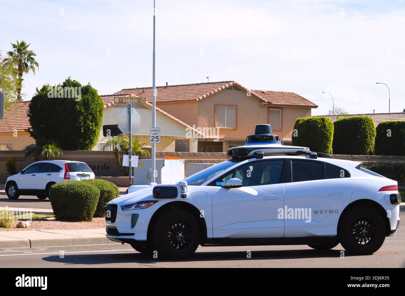 Phoenix, Arizona - gennaio 28 2026: Guida di Waymo Autonomous Robotaxi su City Street Foto Stock