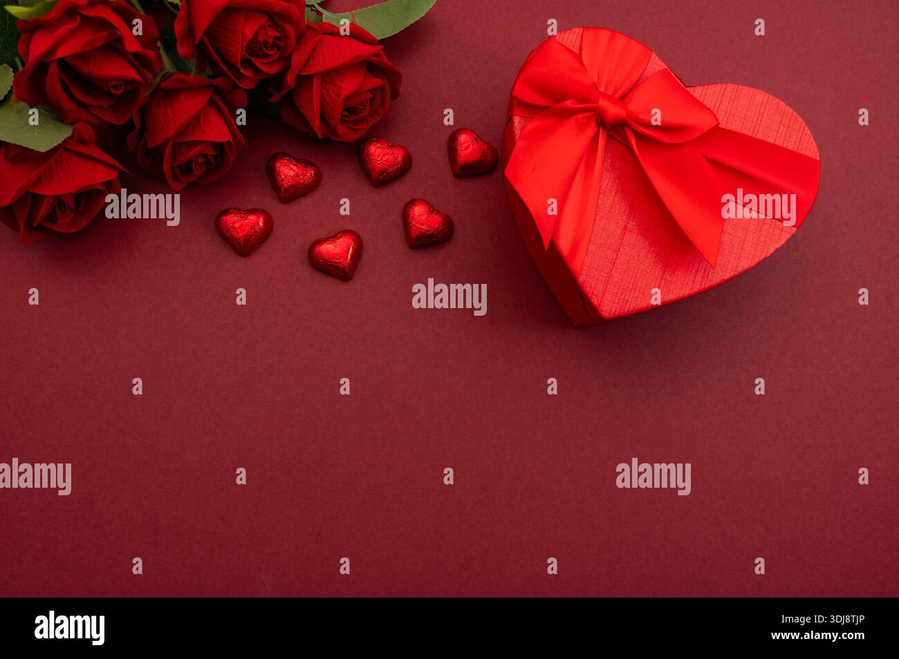 Simbolo dell'amore, della sorpresa e della festa di San Valentino. Perfetto per promozioni romantiche, striscioni per le vacanze, temi per matrimoni e anniversari. Foto Stock