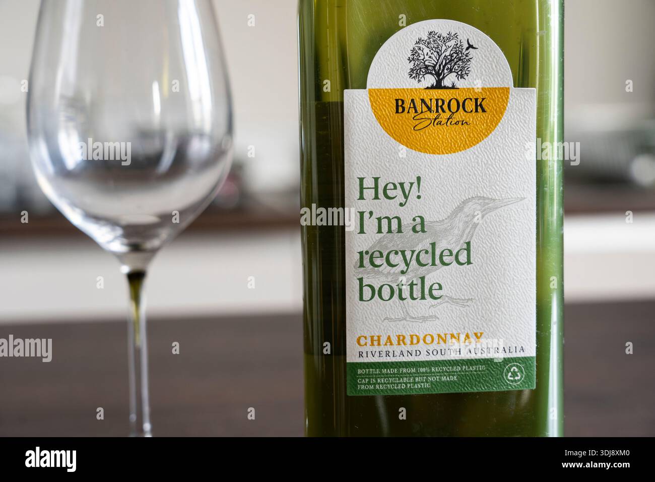 Bottiglia piatta di vino bianco Chardonnay di Banrock Station, realizzata al 100% in plastica PET riciclata, risparmio di spazio e peso ed emissioni di trasporto ridotte. REGNO UNITO Foto Stock