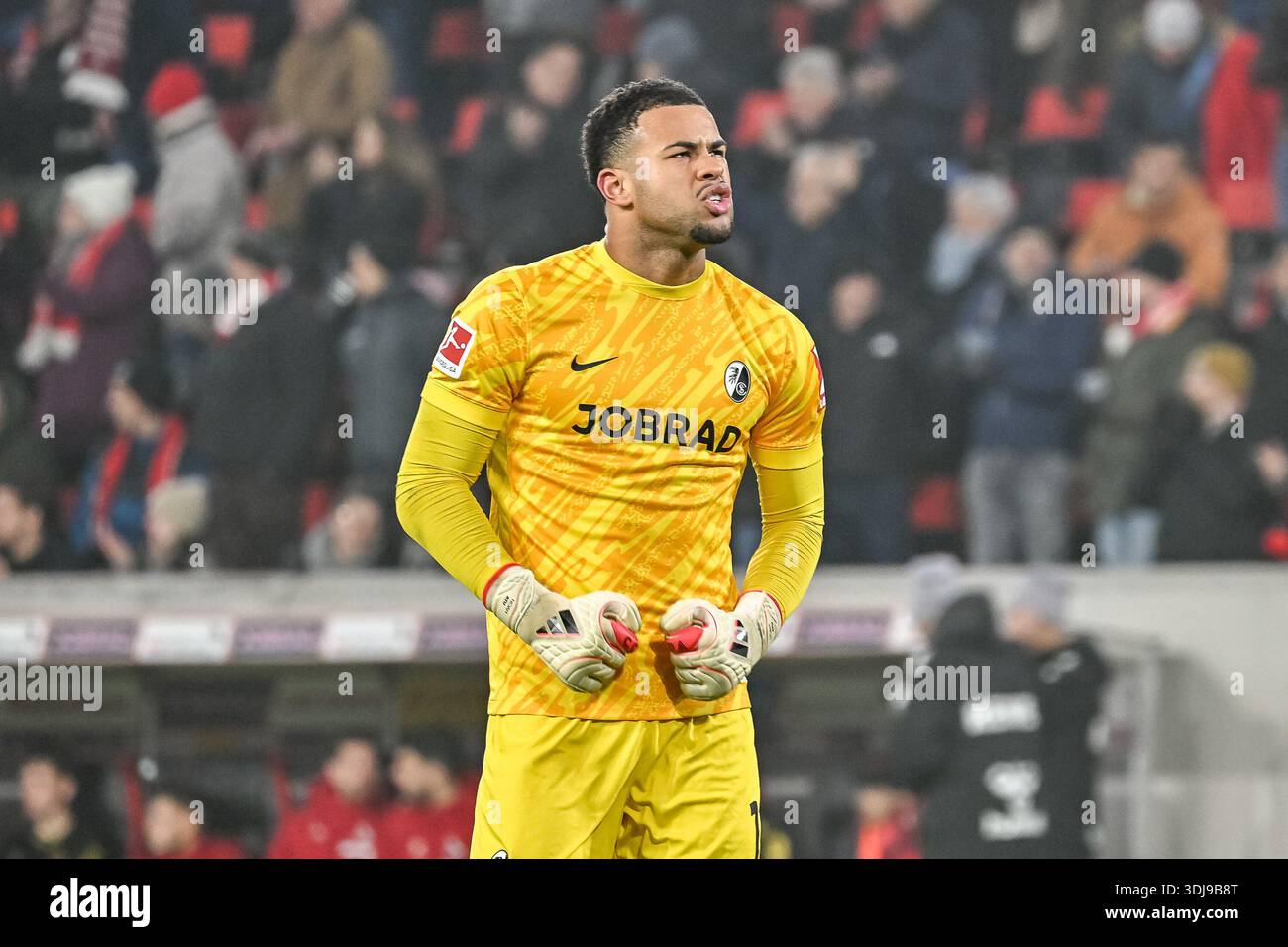 Noah Atubolu (Friburgo, #01) con emozioni dopo il gioco. GER, Friburgo - FC Cologne, calcio, Bundesliga, 19° Matchday, stagione 2025/2026, 25.01.2026 LE NORMATIVE DFL DFB VIETANO L'USO DI FOTOGRAFIE COME SEQUENZE DI IMMAGINI E/O QUASI-VISTE Foto Stock