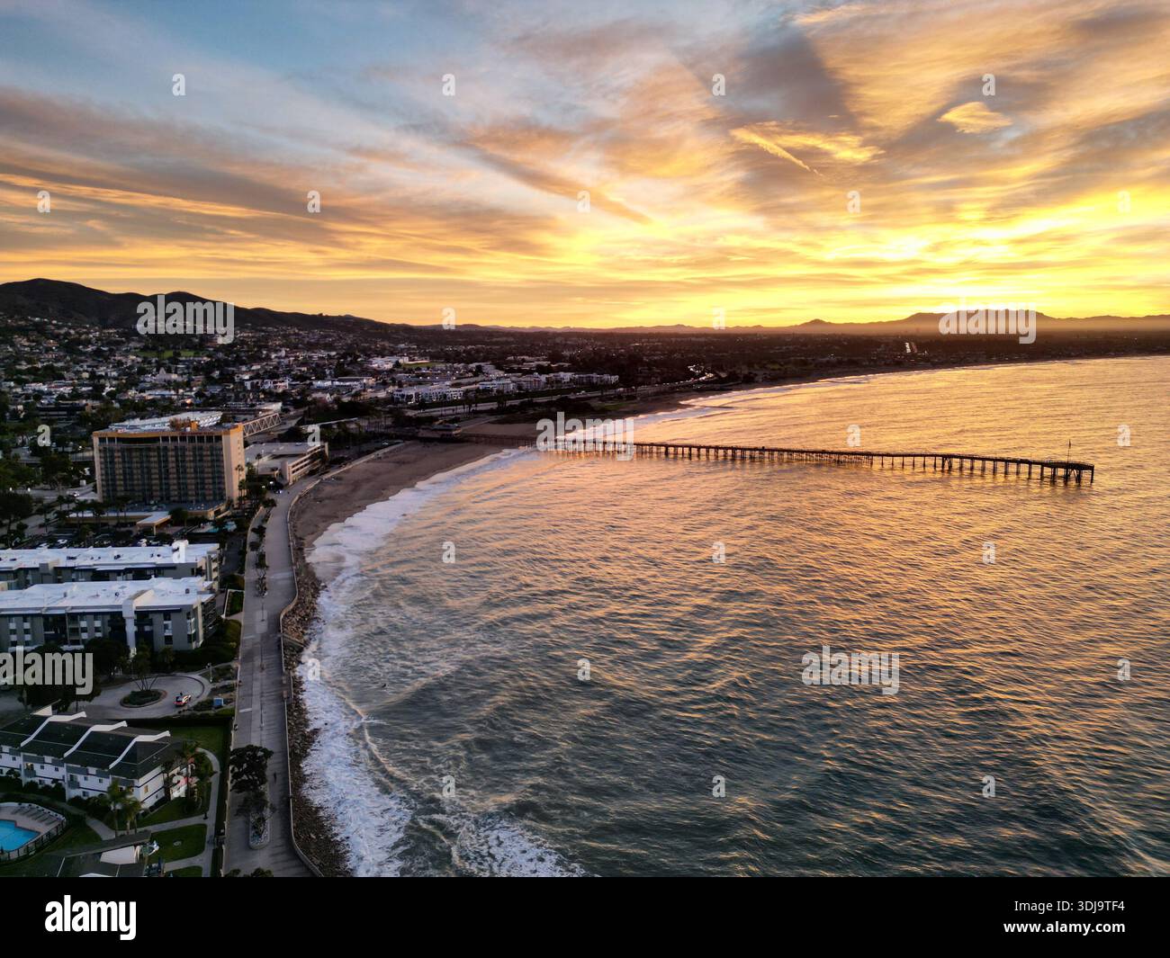 Spettacolare alba sopra Ventura, California, con il molo e l'Oceano Pacifico in vista Foto Stock